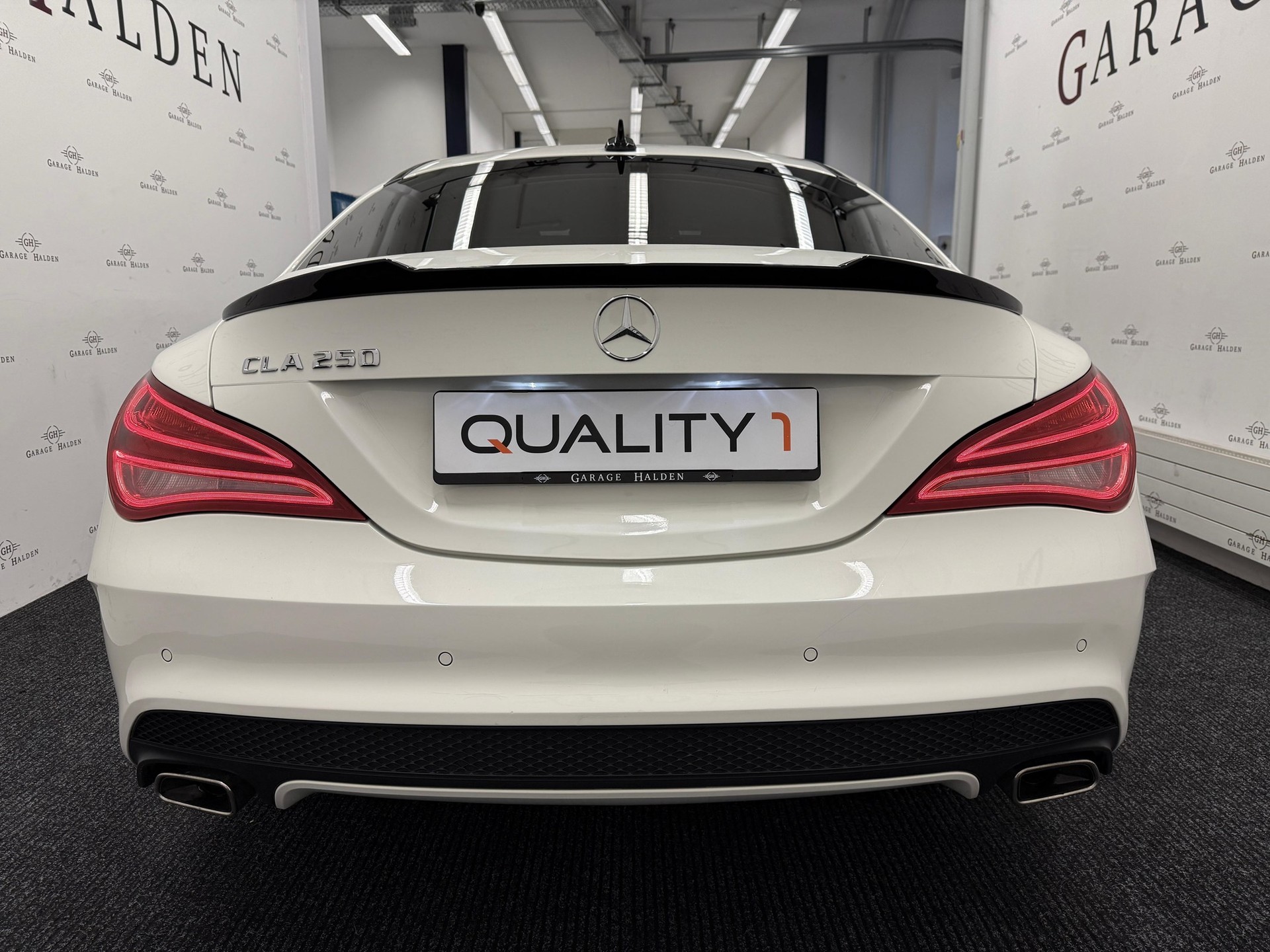 MERCEDES-BENZ CLA 250 AMG Line-image-5