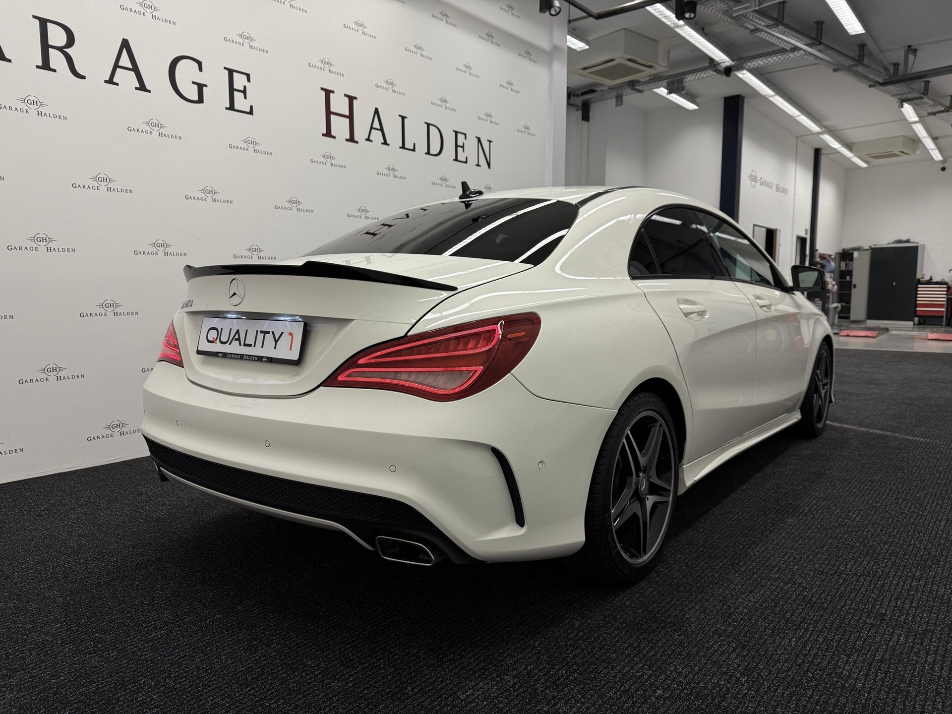 MERCEDES-BENZ CLA 250 AMG Line-image-8