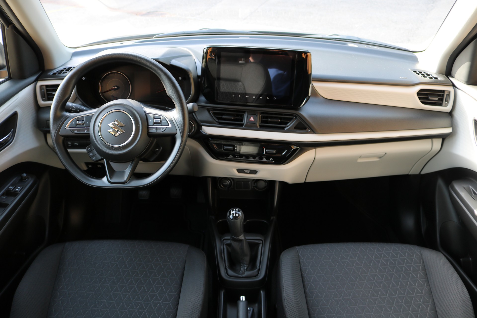 SUZUKI Swift 1.2i Unico Hybrid-showroom-element-3
