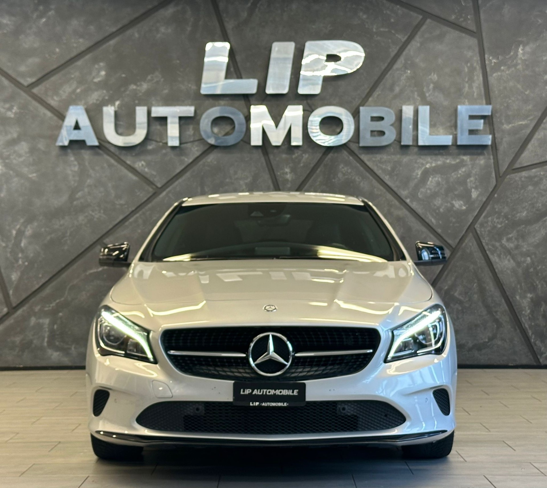 MERCEDES-BENZ CLA 200 d Night Star 7G-DCT-showroom-element-1