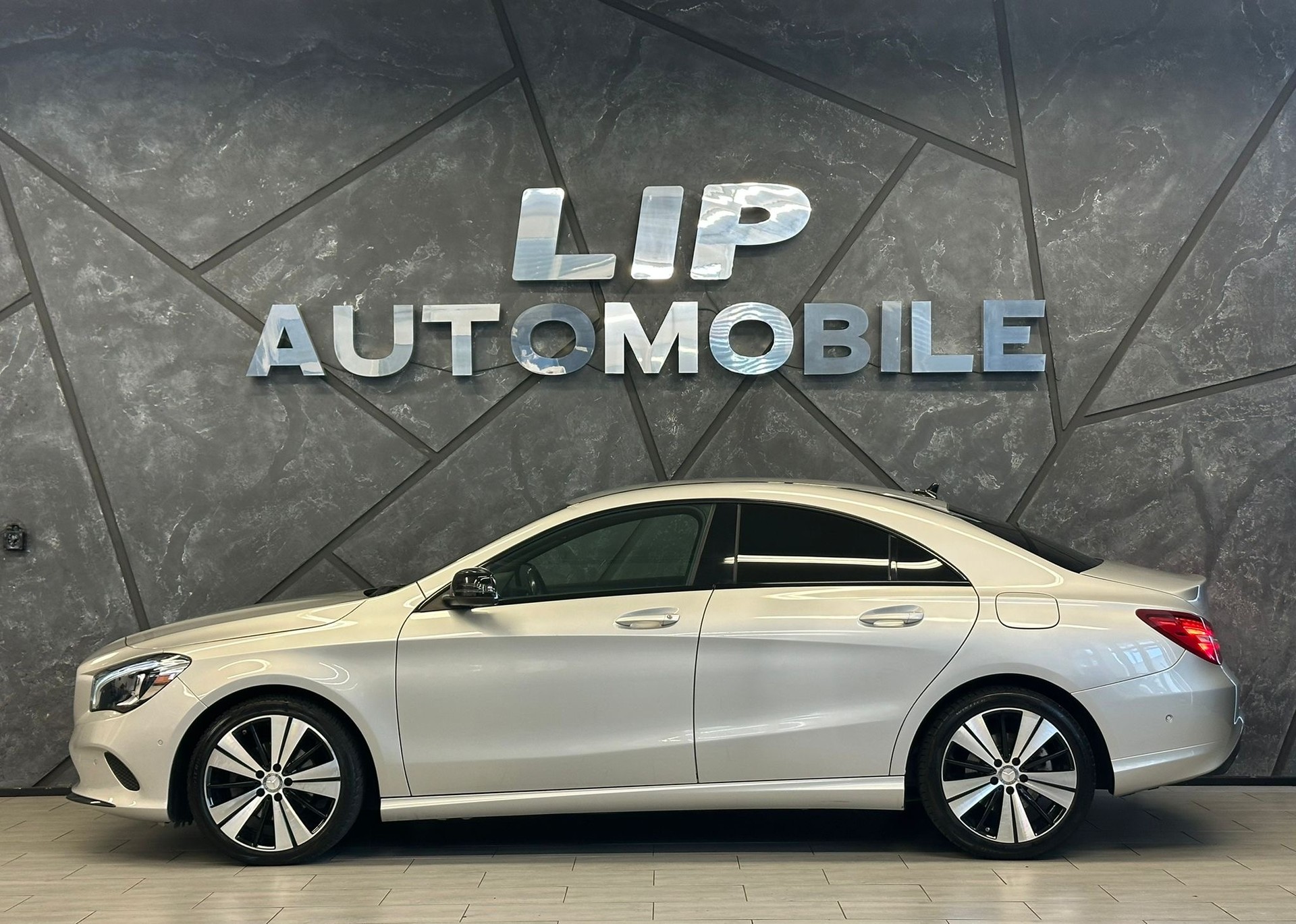 MERCEDES-BENZ CLA 200 d Night Star 7G-DCT-showroom-element-3