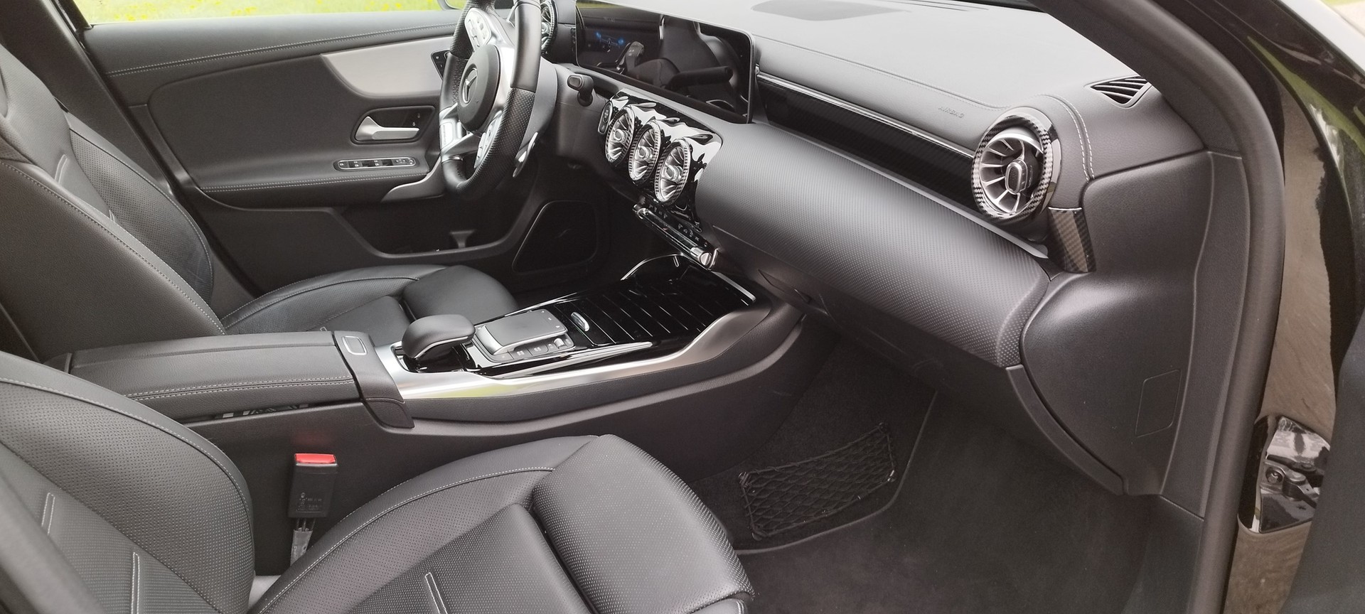 MERCEDES-BENZ A 35 AMG 4Matic Speedshift-image-12