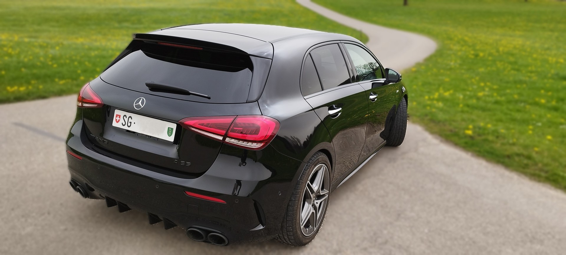 MERCEDES-BENZ A 35 AMG 4Matic Speedshift-image-3
