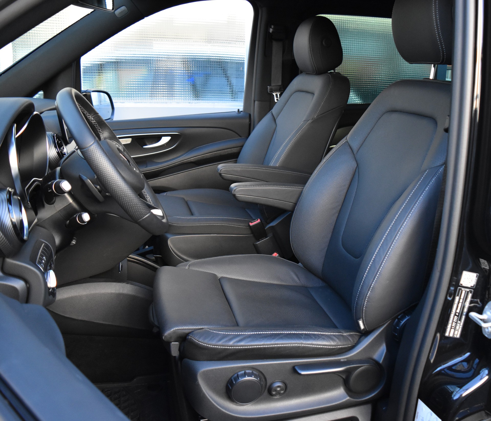 MERCEDES-BENZ V 300 d extralang AMG Line 4Matic 9G-Tronic-showroom-element-3