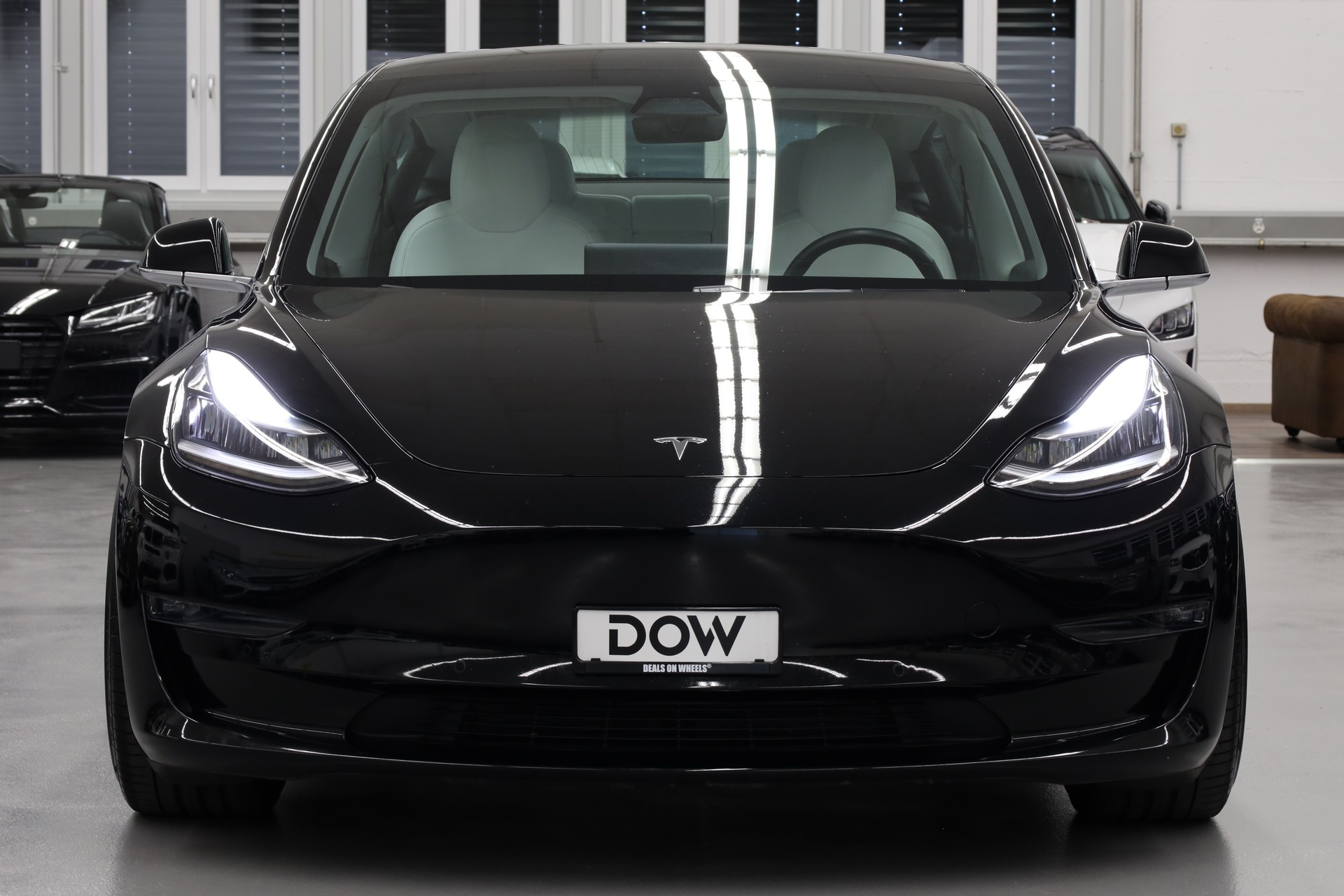 TESLA Model 3 Long Range Dual Motor AWD-showroom-element-3