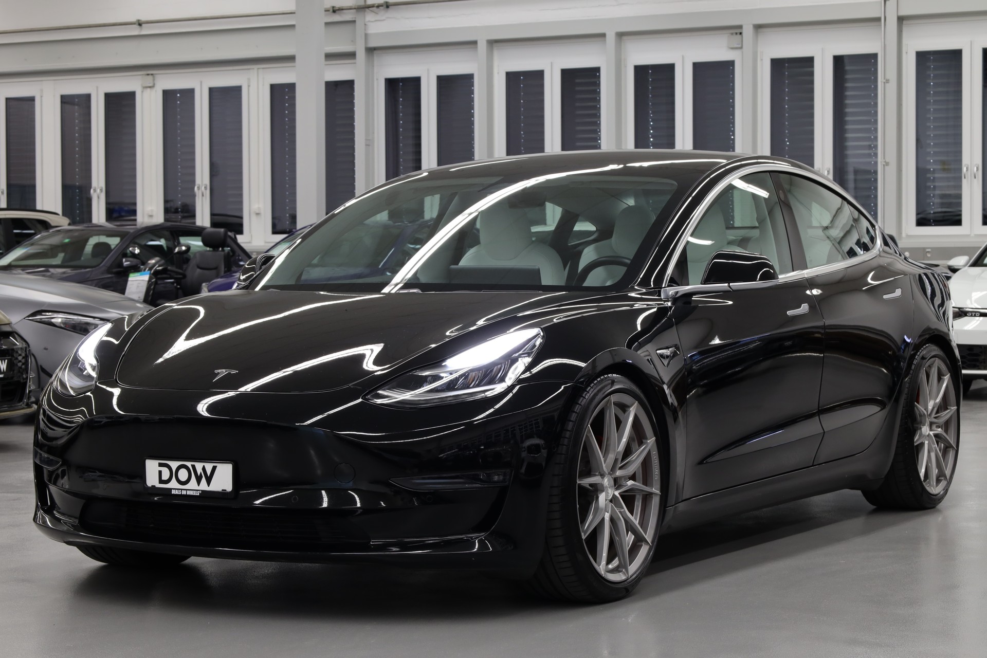 TESLA Model 3 Long Range Dual Motor AWD-showroom-element-2