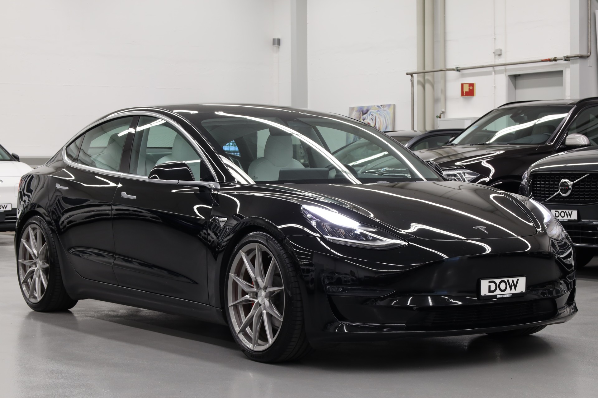 TESLA Model 3 Long Range Dual Motor AWD-showroom-element-1