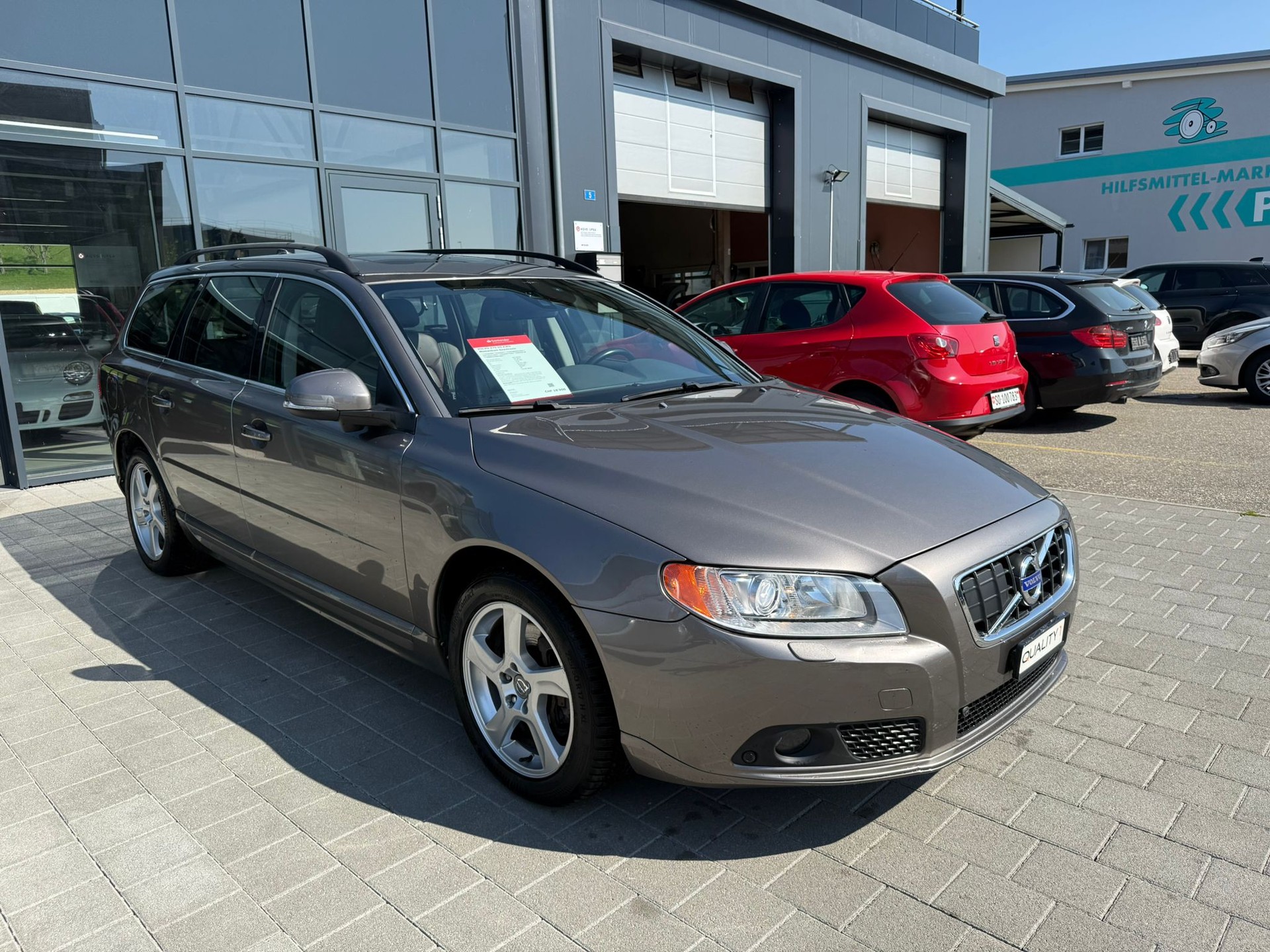 VOLVO V70 D5 AWD Momentum Geartronic-showroom-element-3
