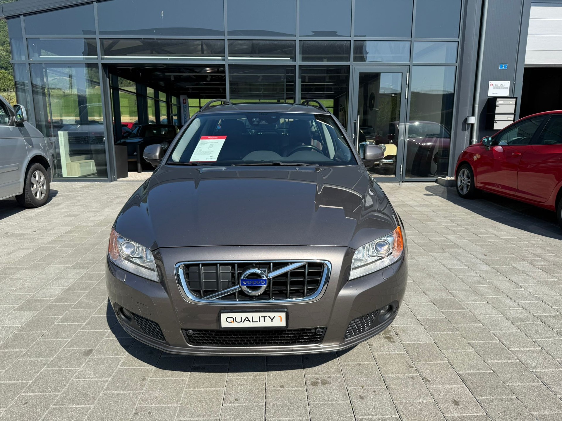 VOLVO V70 D5 AWD Momentum Geartronic-showroom-element-2