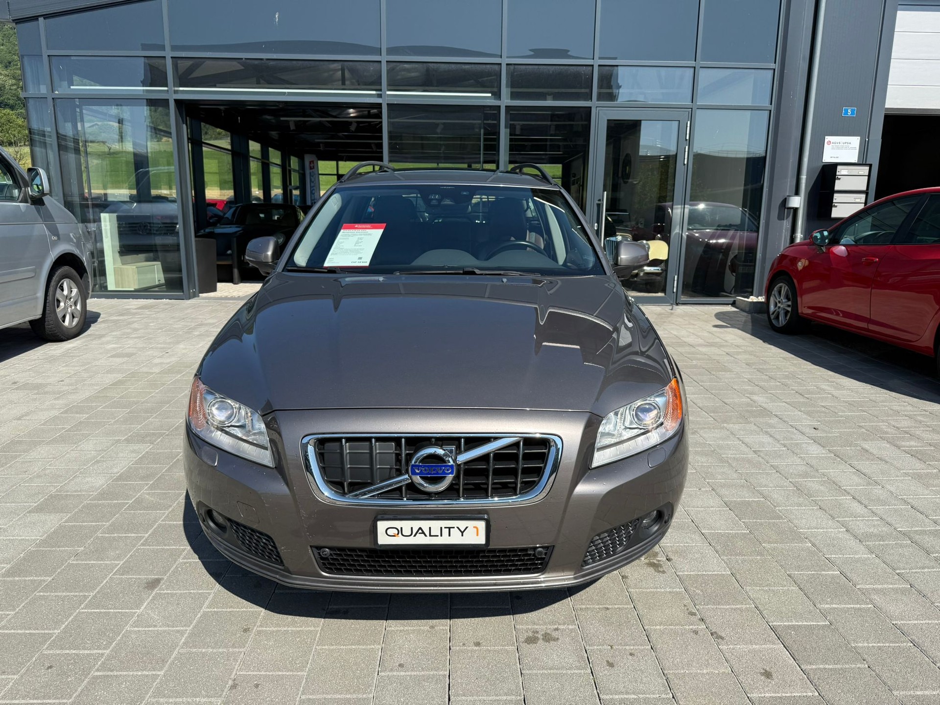 VOLVO V70 D5 AWD Momentum Geartronic-showroom-element-1