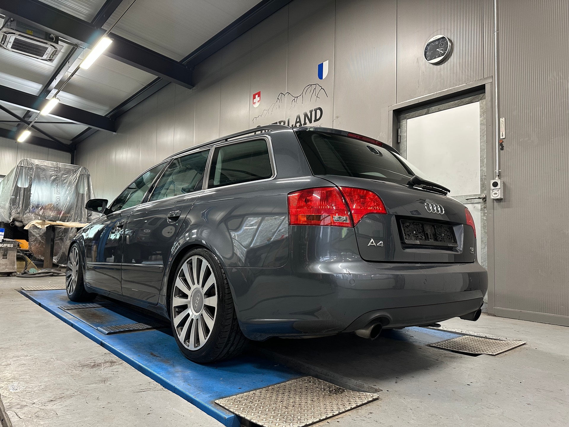 AUDI A4 Avant 3.2 FSI quattro-showroom-element-3