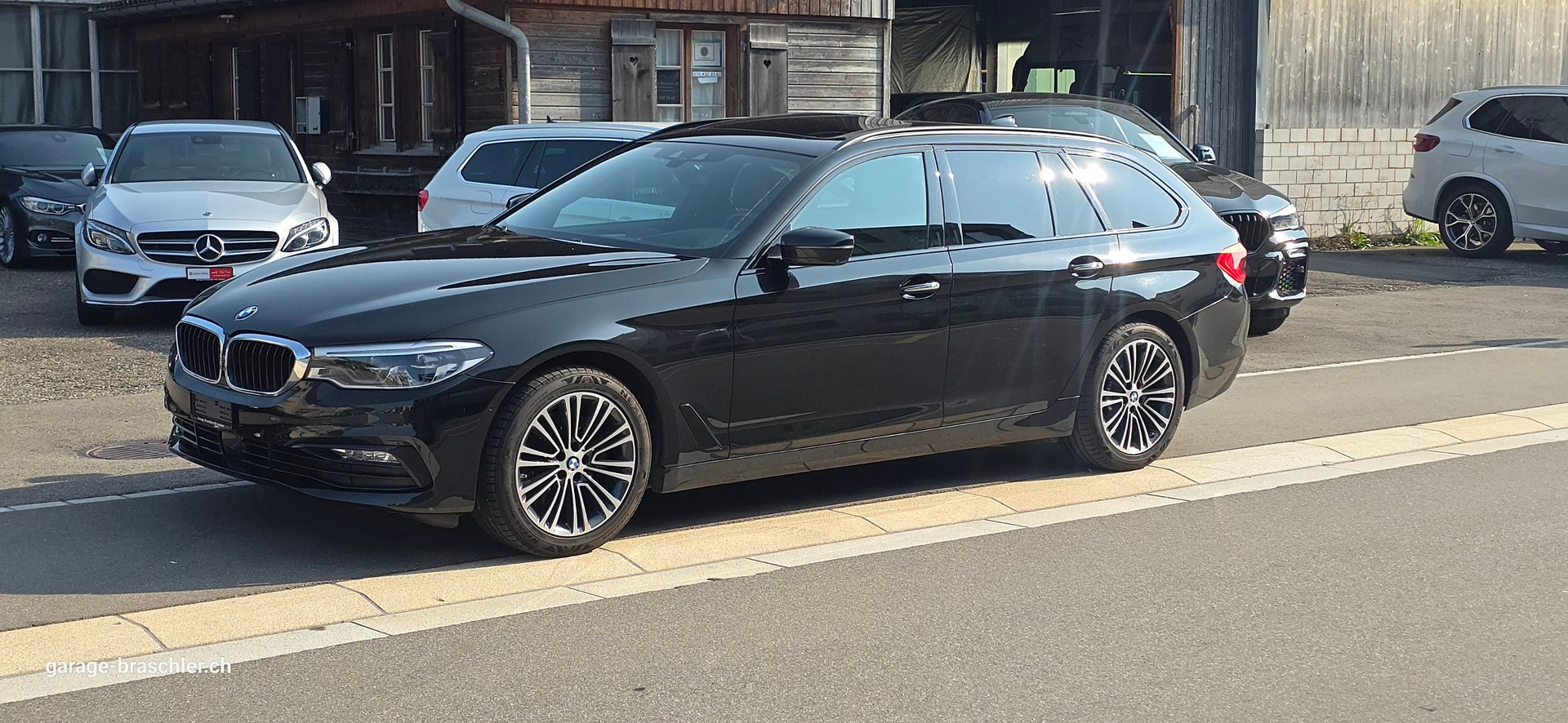 BMW 520d xDrive Touring Sport Line Steptronic-showroom-element-3