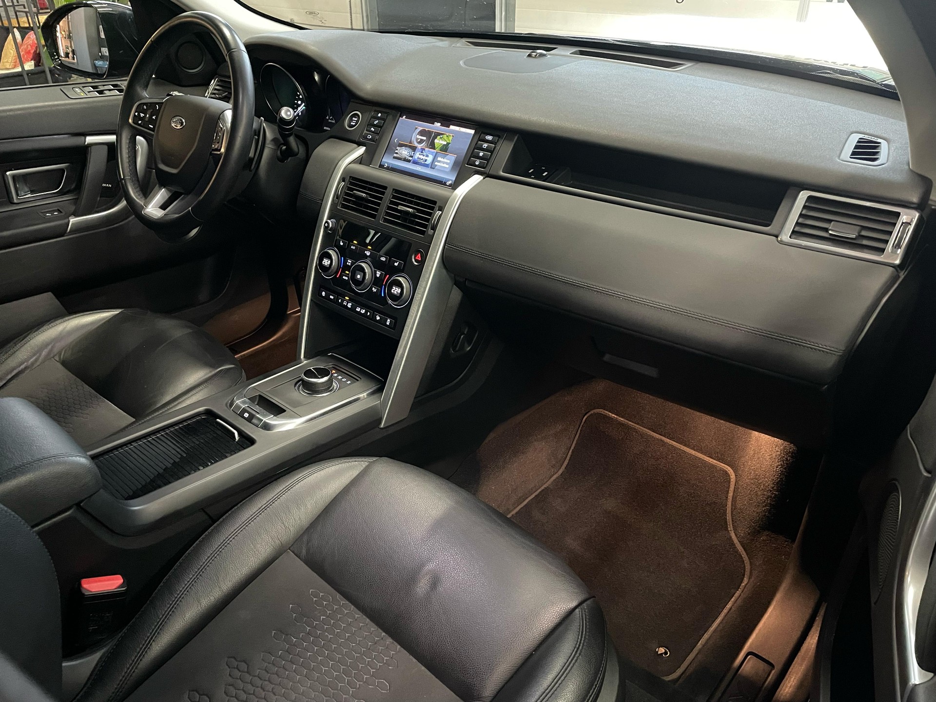 LAND ROVER Discovery Sport 2.0 SD4 SE AT9-image-11