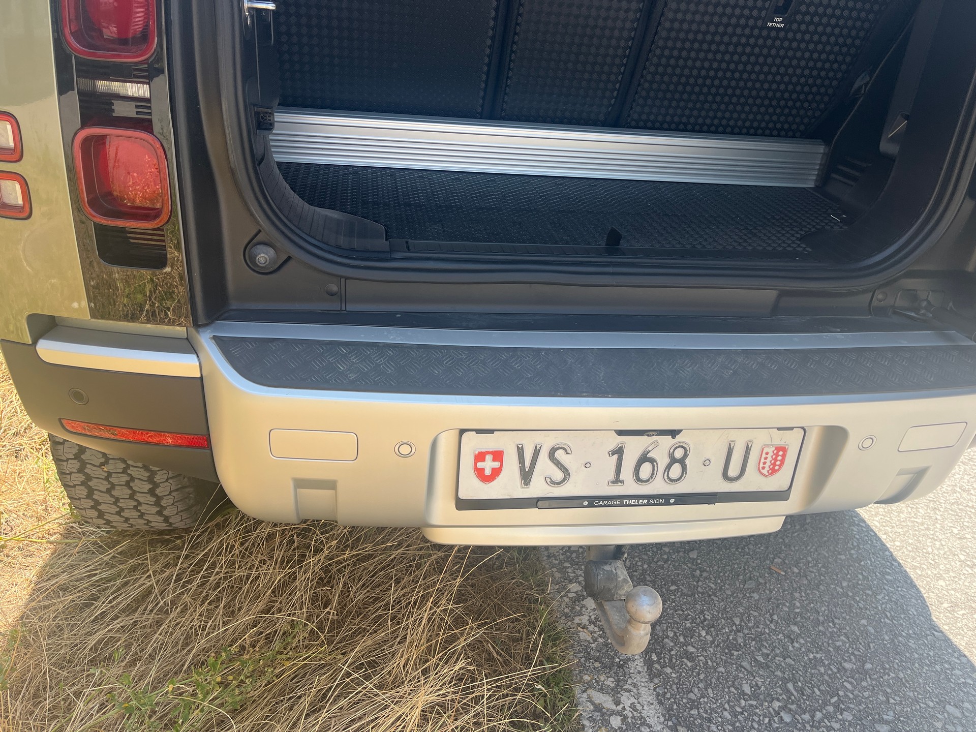 LAND ROVER Defender 90 P300 Si4 S AT8-image-14