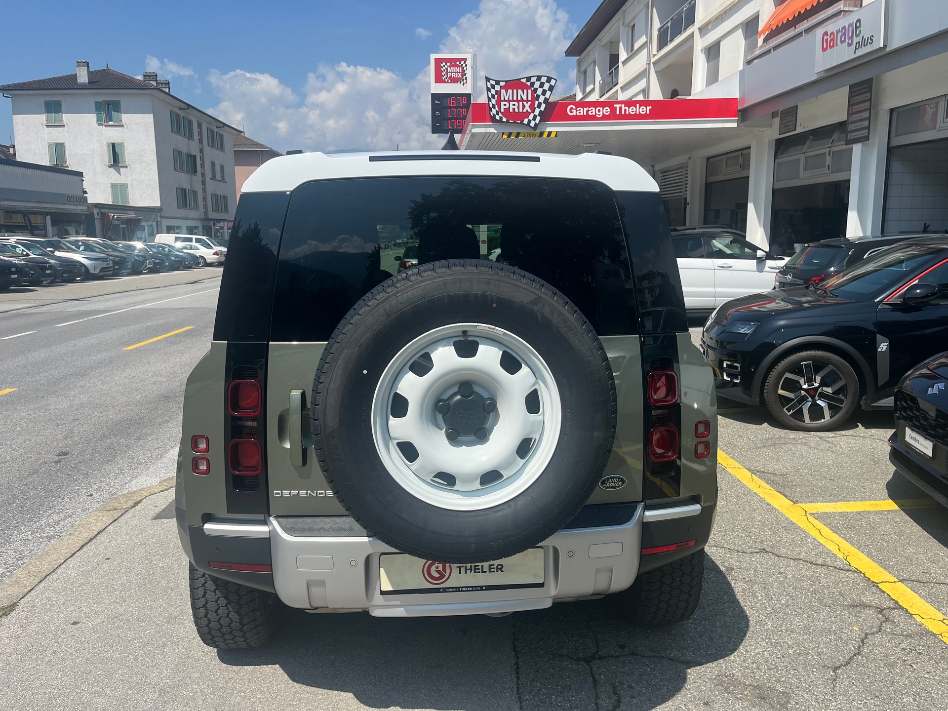 LAND ROVER Defender 90 P300 Si4 S AT8-image-4