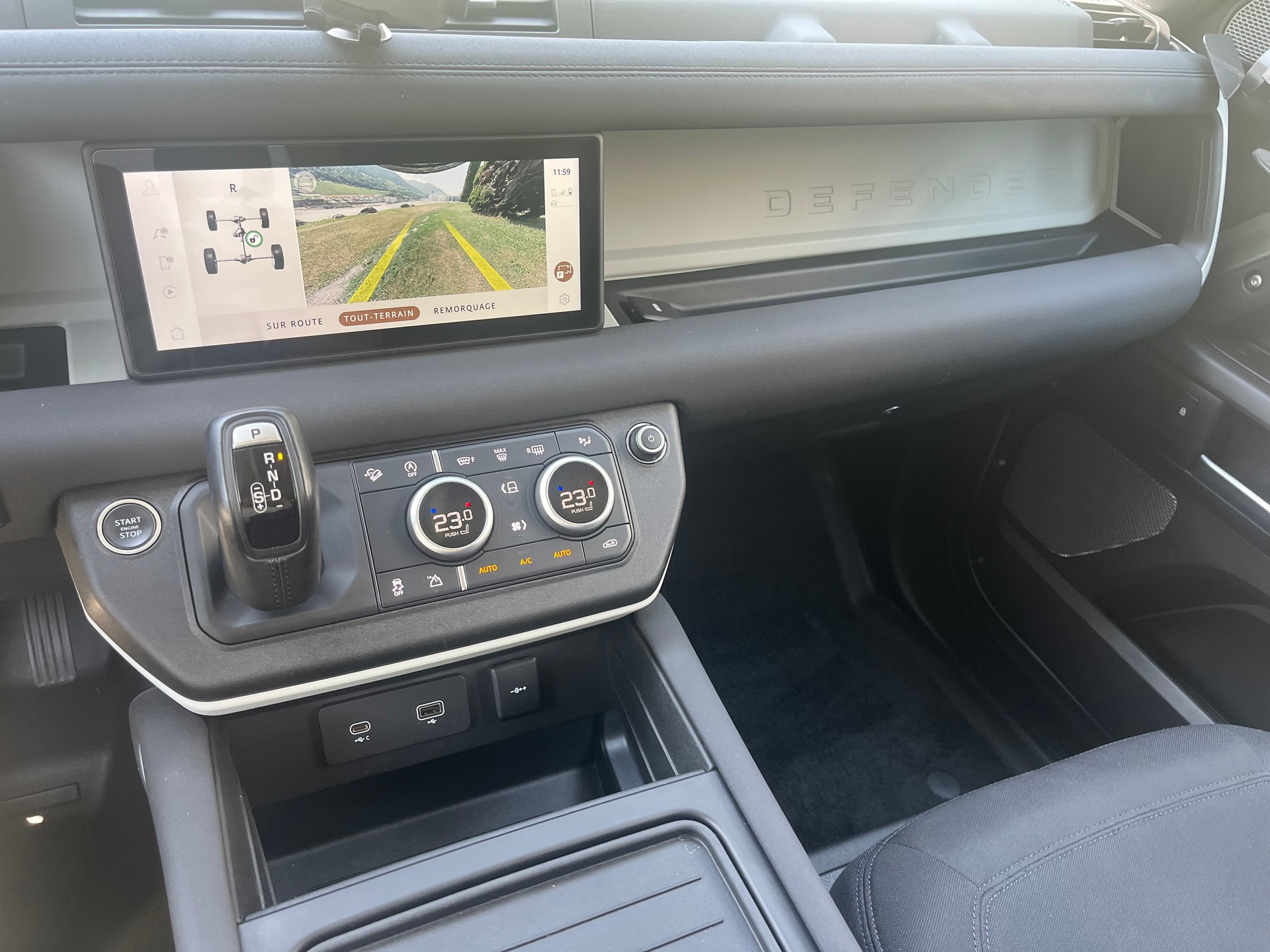 LAND ROVER Defender 90 P300 Si4 S AT8-image-23