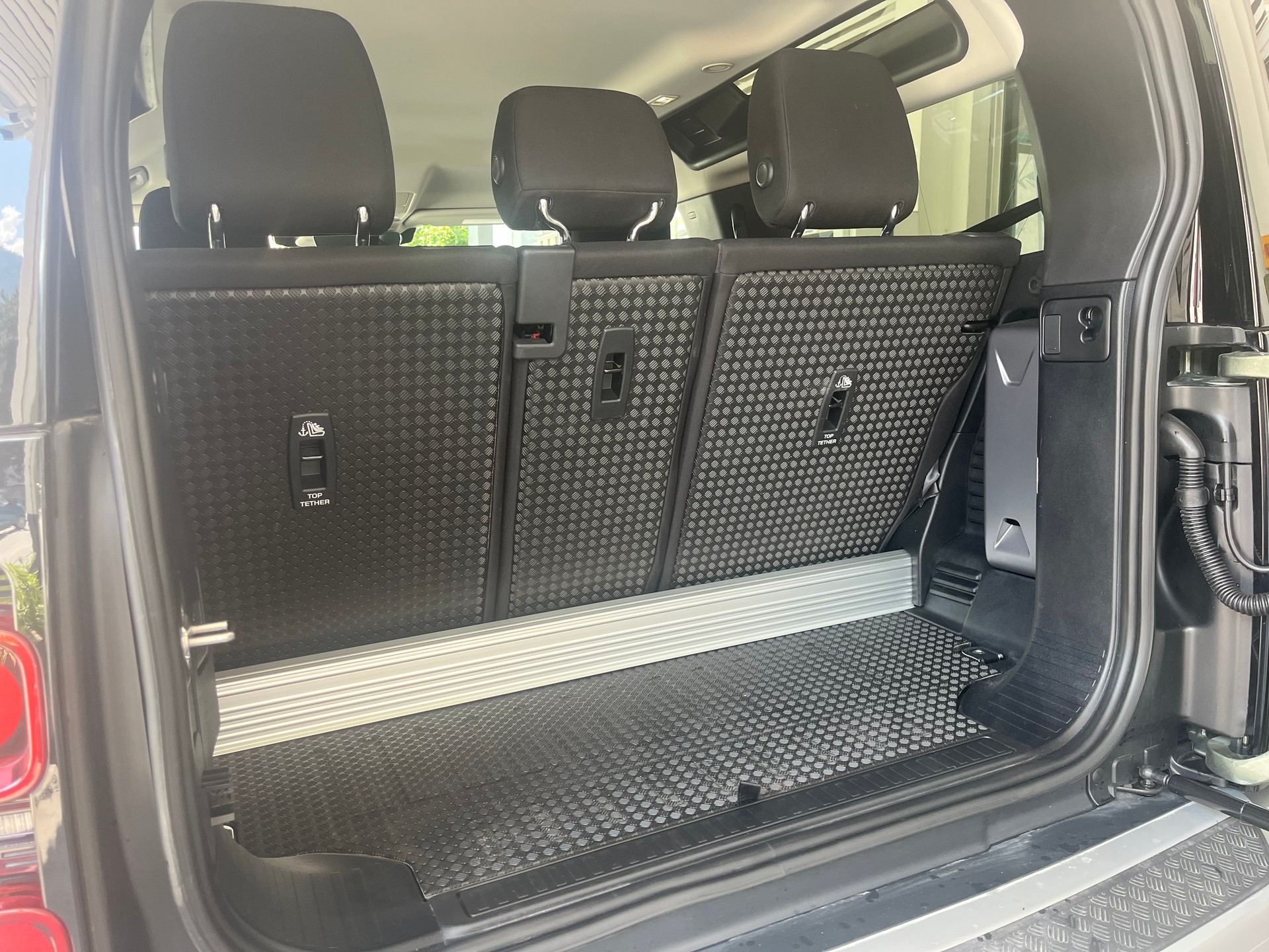 LAND ROVER Defender 90 P300 Si4 S AT8-image-26