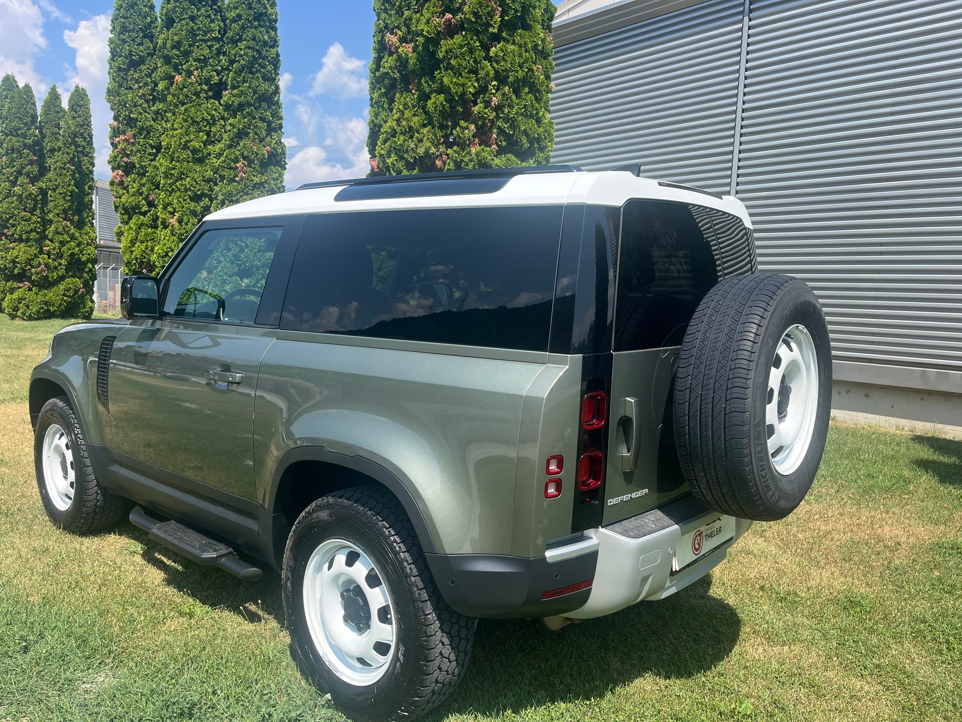 LAND ROVER Defender 90 P300 Si4 S AT8-image-12