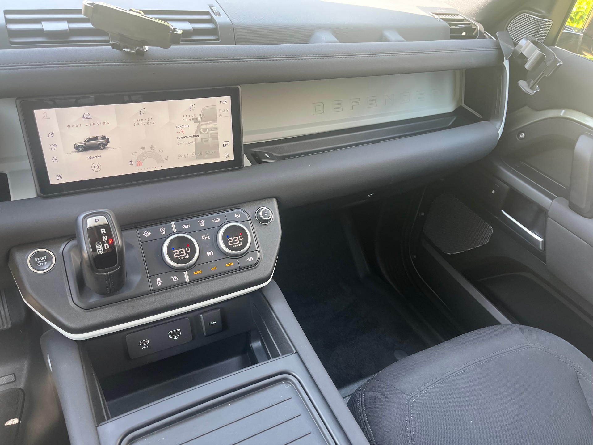 LAND ROVER Defender 90 P300 Si4 S AT8-image-18