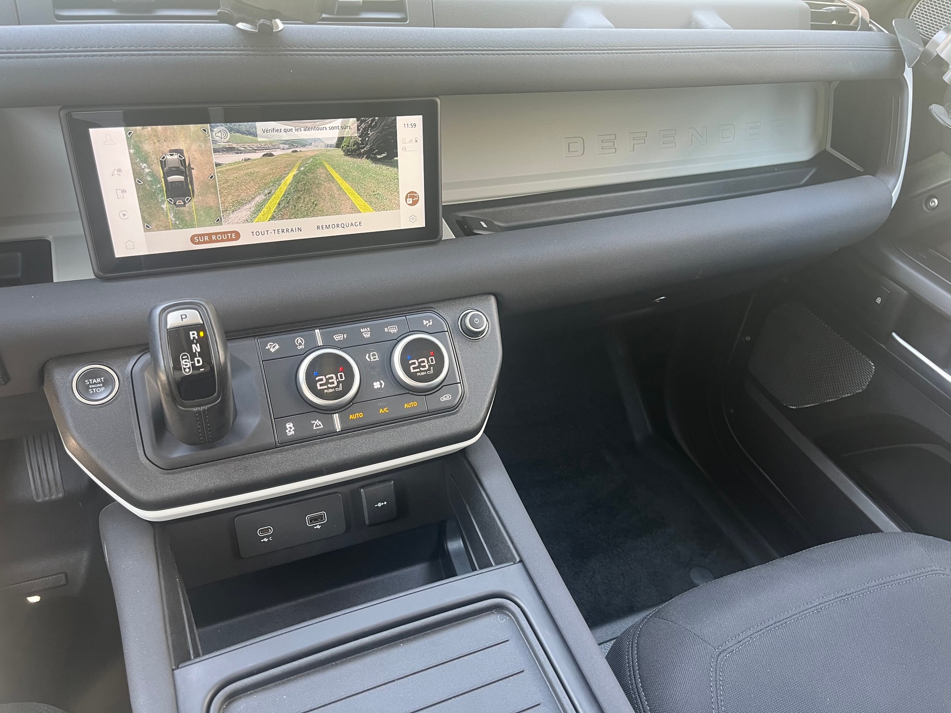 LAND ROVER Defender 90 P300 Si4 S AT8-image-22