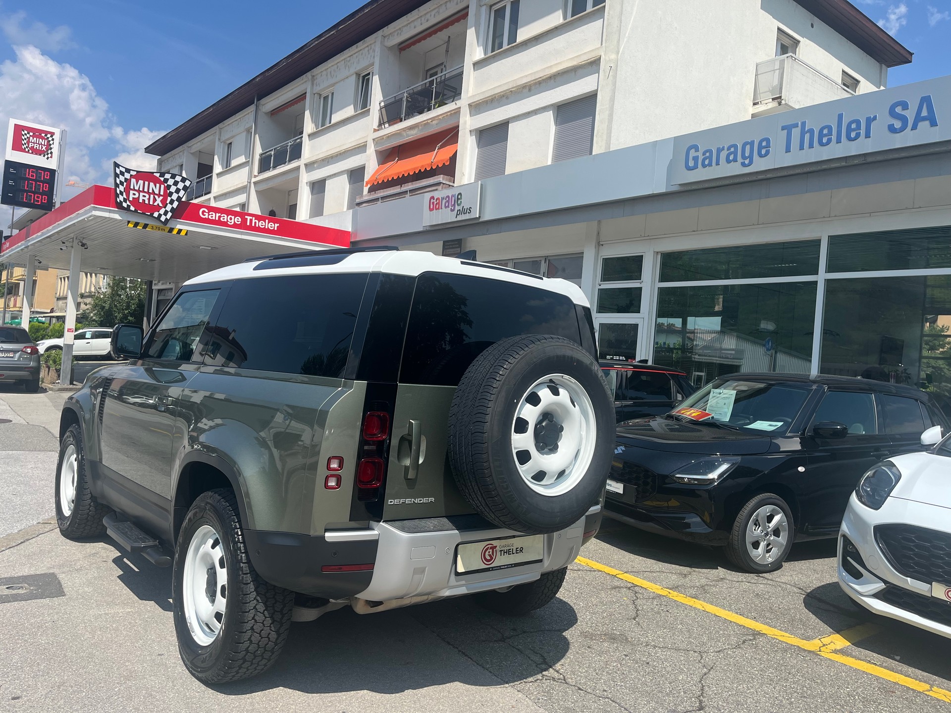 LAND ROVER Defender 90 P300 Si4 S AT8-showroom-element-3