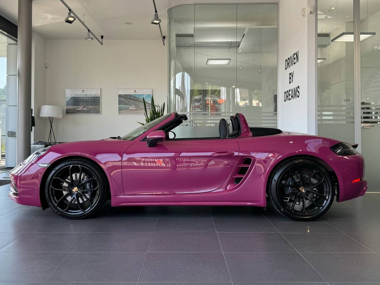 PORSCHE 718 Boxster-showroom-element-1