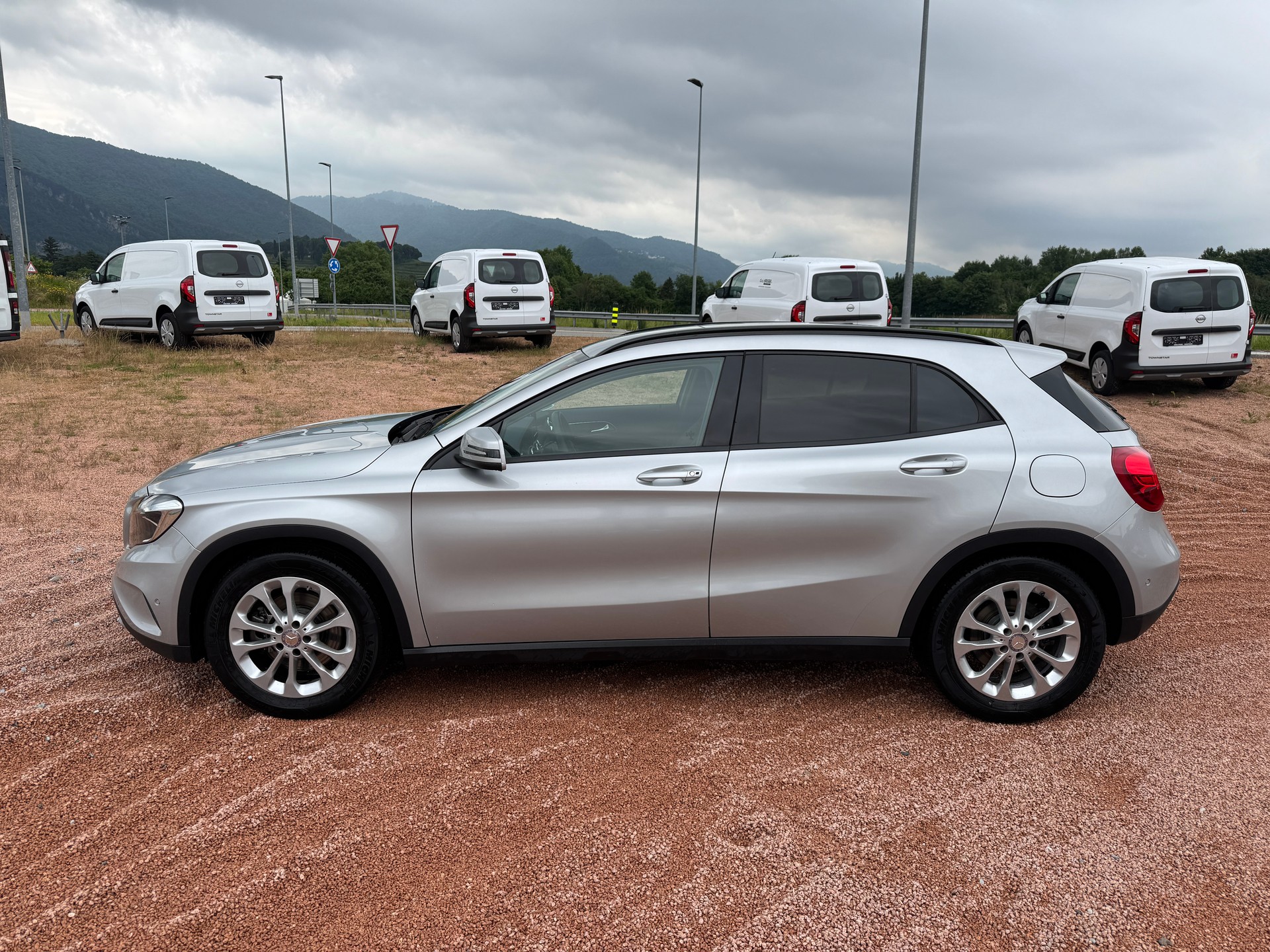 MERCEDES-BENZ GLA 250 4Matic 7G-DCT-showroom-element-1