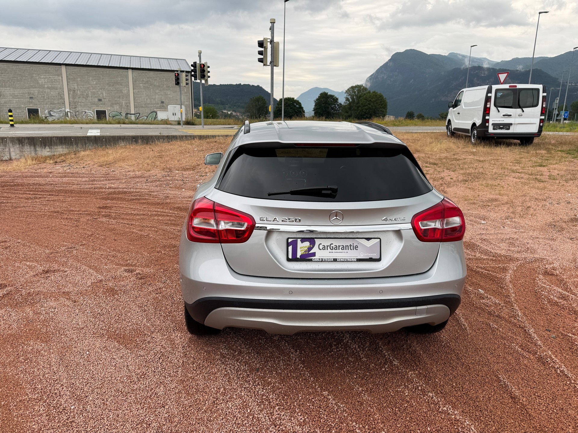 MERCEDES-BENZ GLA 250 4Matic 7G-DCT-showroom-element-3