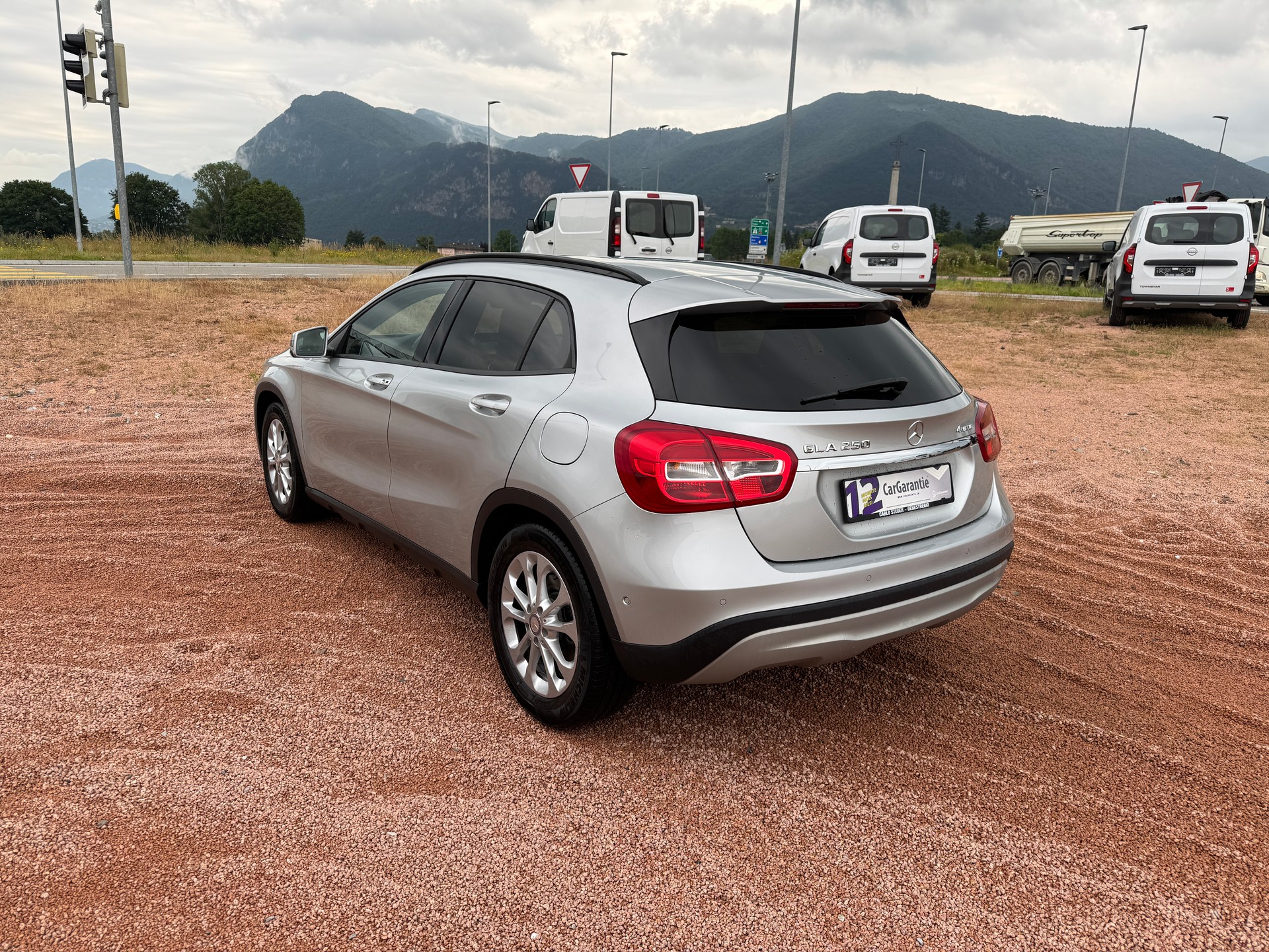 MERCEDES-BENZ GLA 250 4Matic 7G-DCT-showroom-element-2