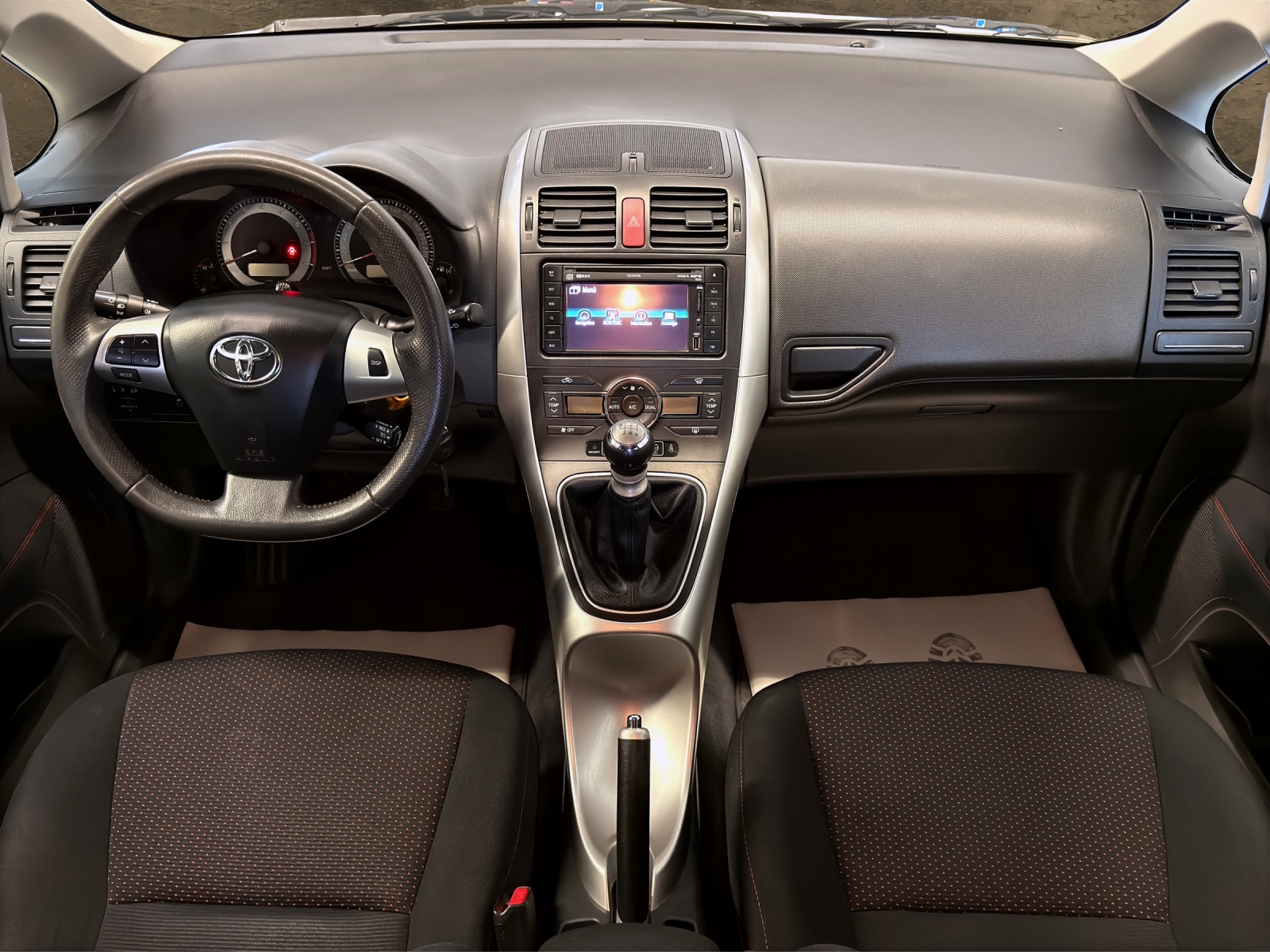TOYOTA Auris 1.8 Kompressor-showroom-element-3