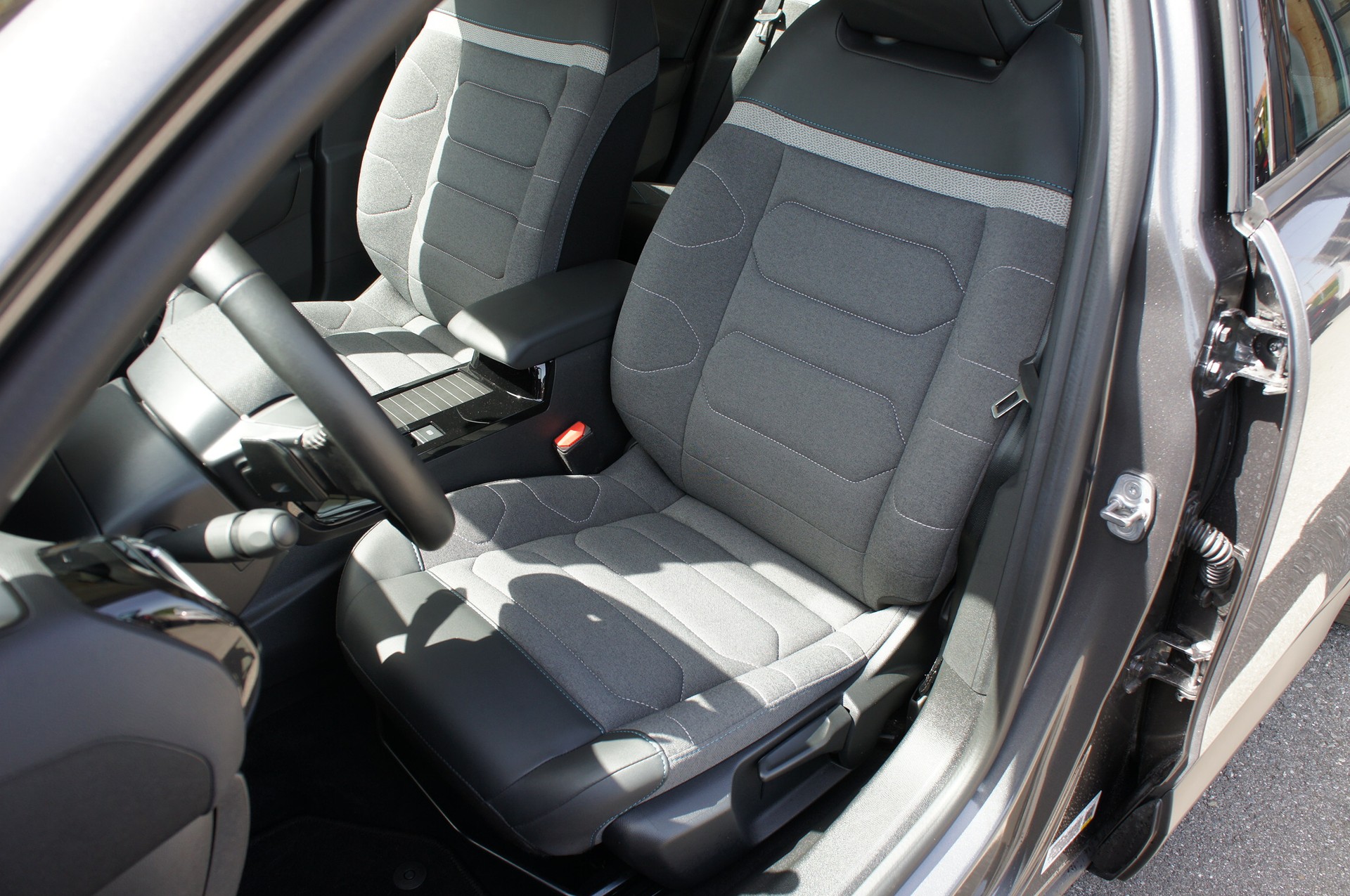 CITROEN C4 1.2 Pure Tech Swiss Edition EAT8-image-14