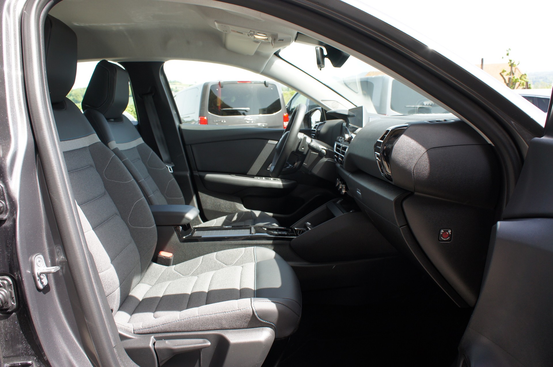 CITROEN C4 1.2 Pure Tech Swiss Edition EAT8-image-8
