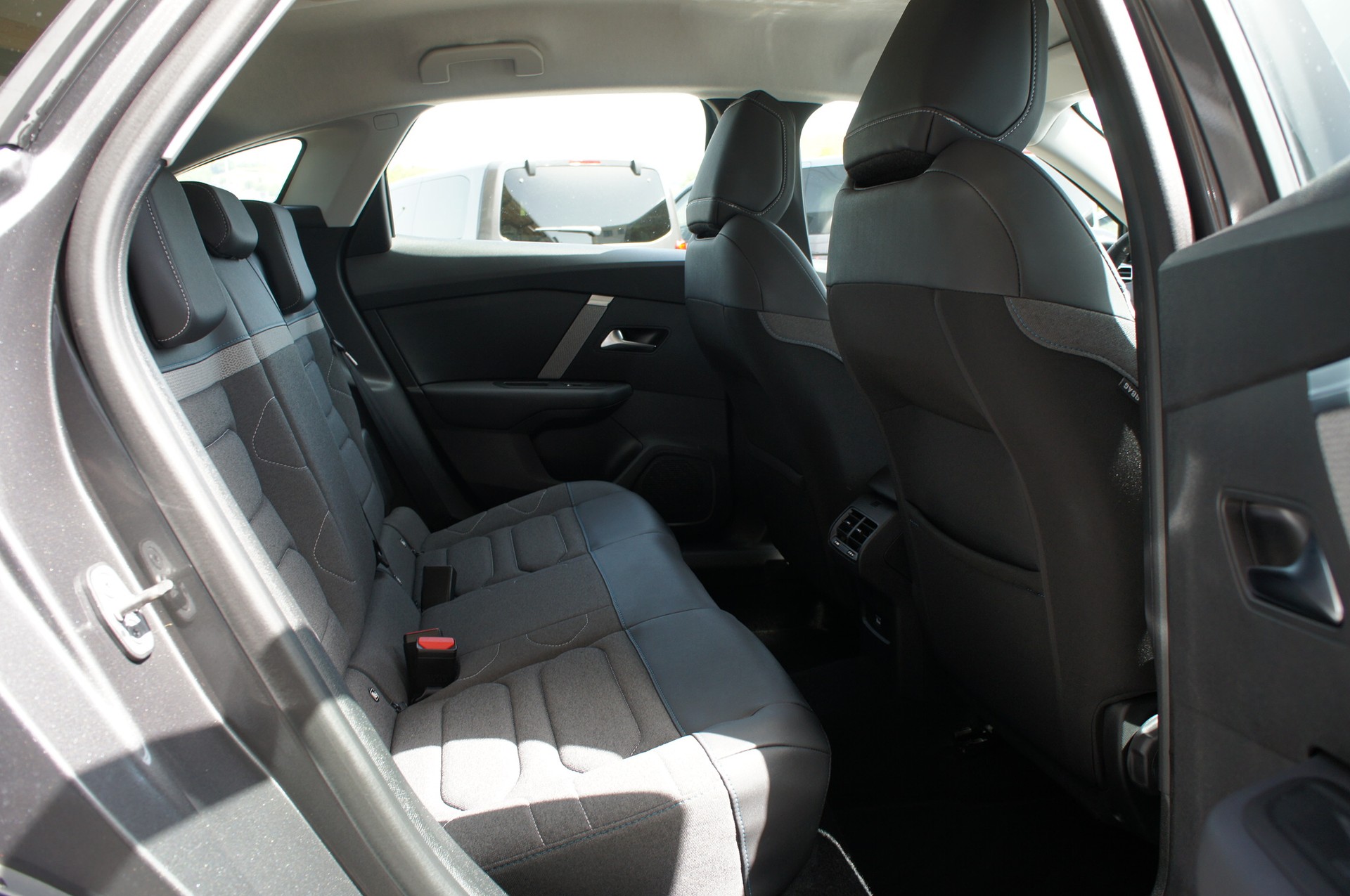 CITROEN C4 1.2 Pure Tech Swiss Edition EAT8-image-9