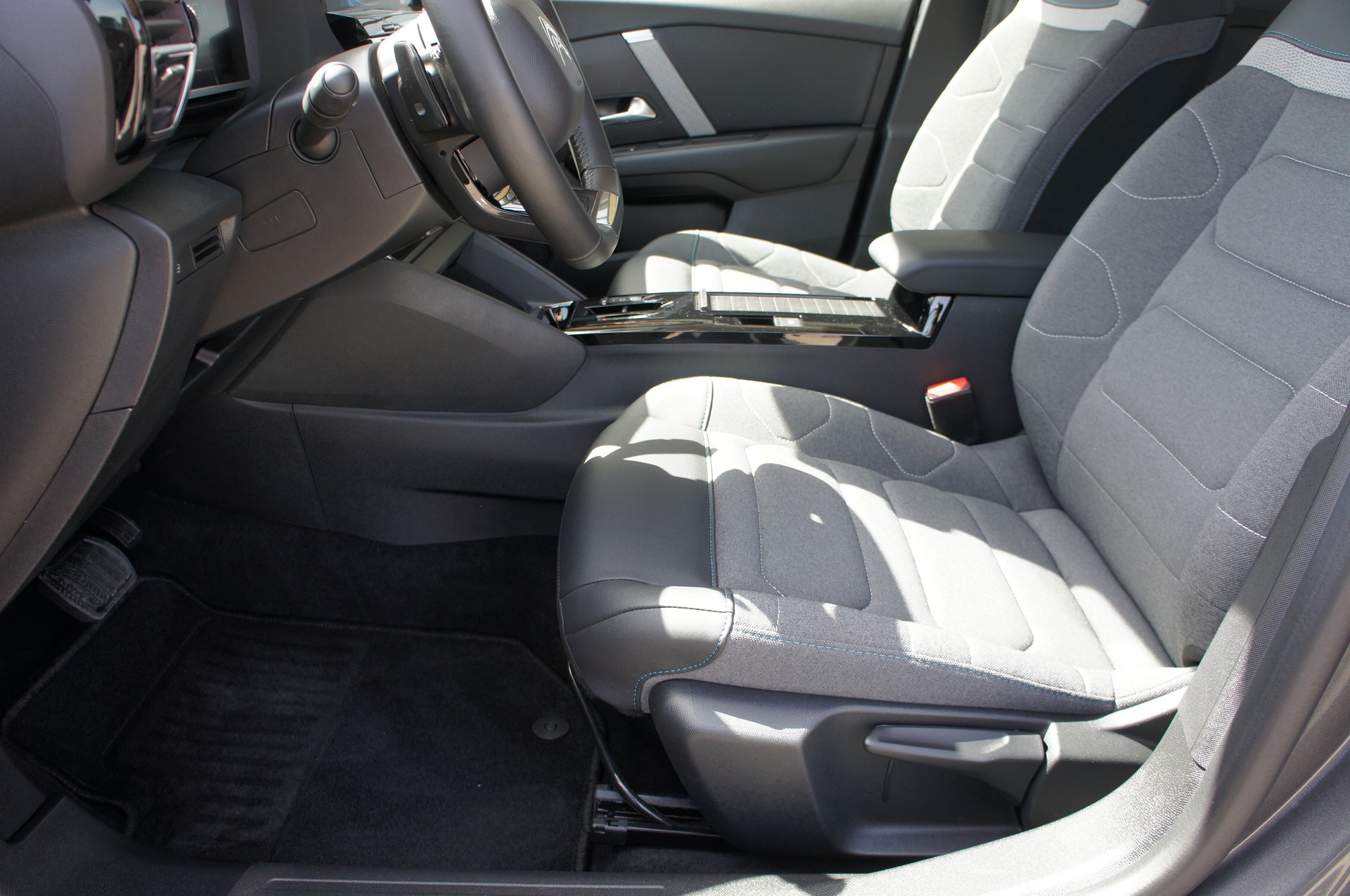 CITROEN C4 1.2 Pure Tech Swiss Edition EAT8-image-13