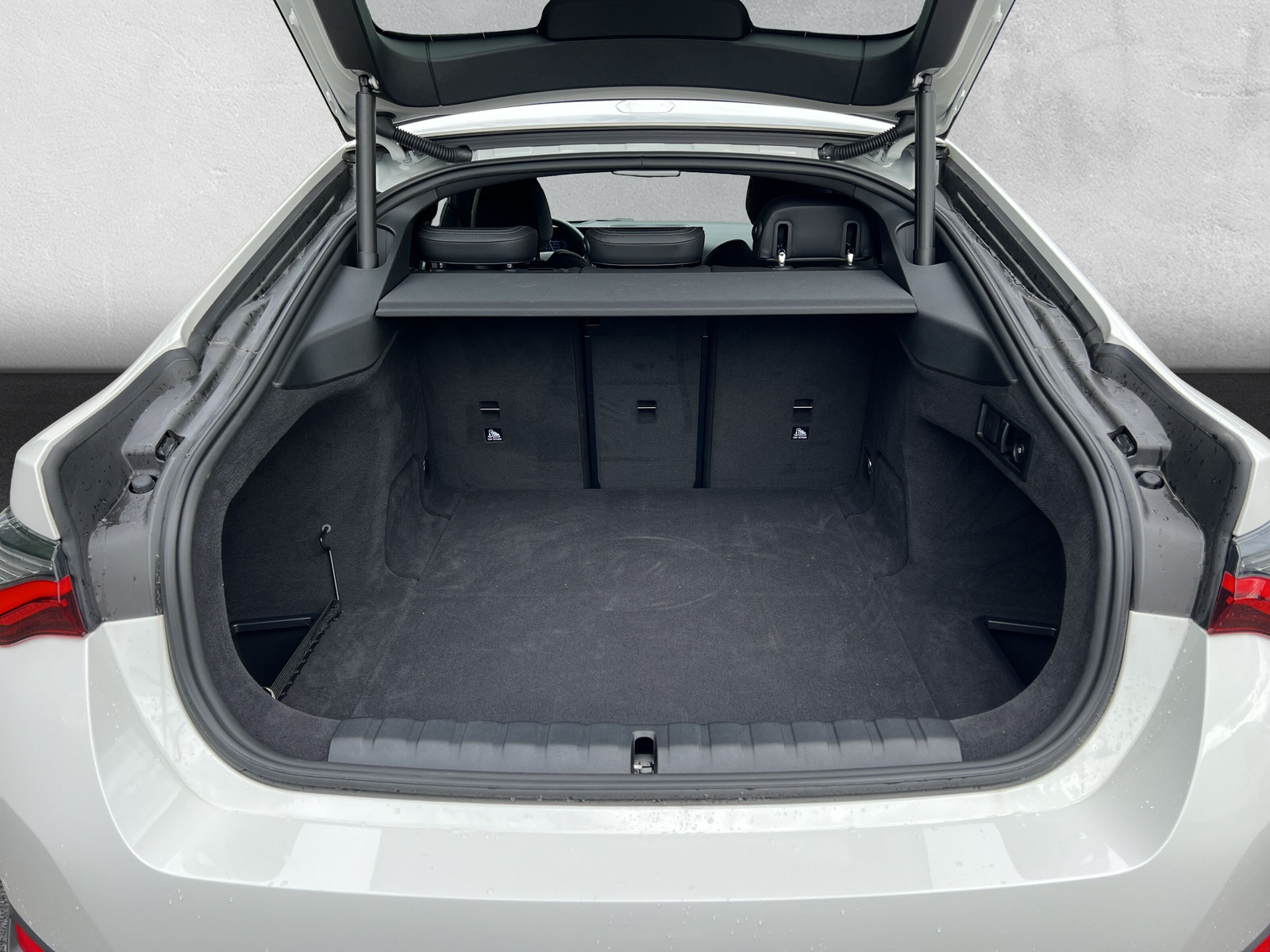 BMW i4 eDrive 35-image-9