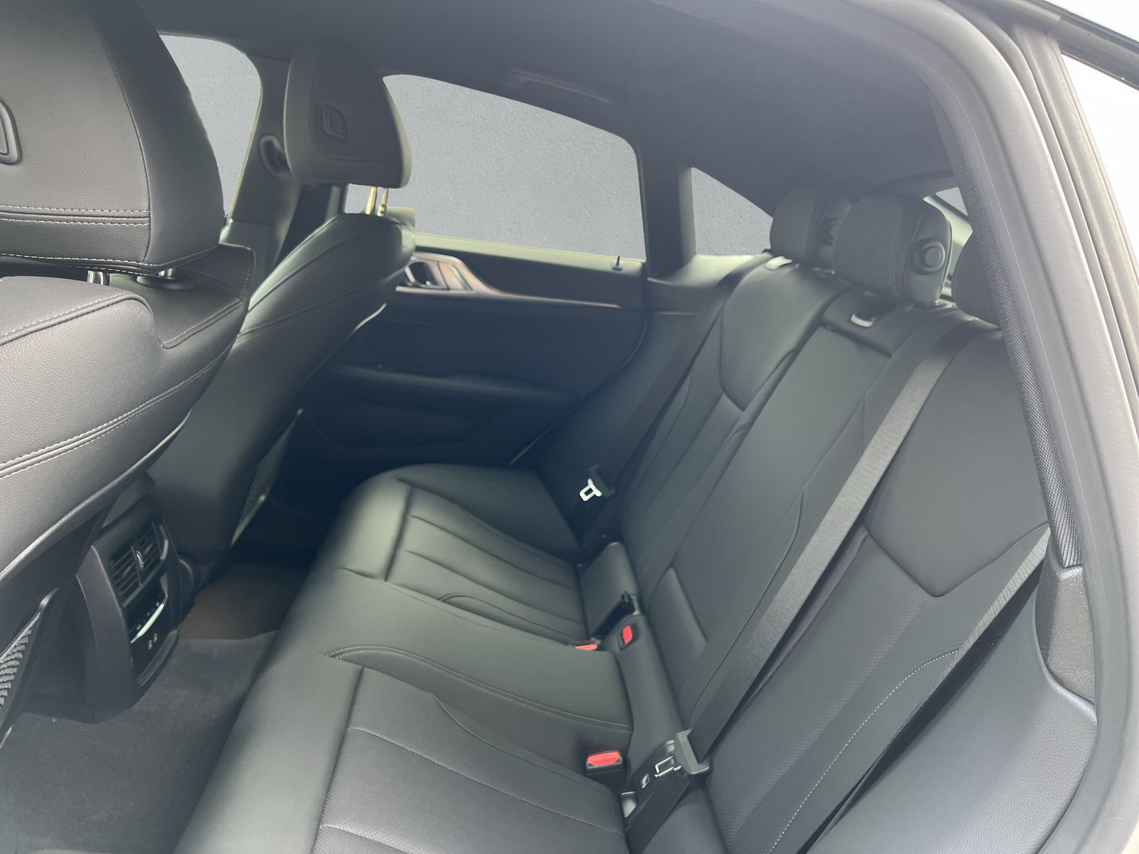 BMW i4 eDrive 35-image-11