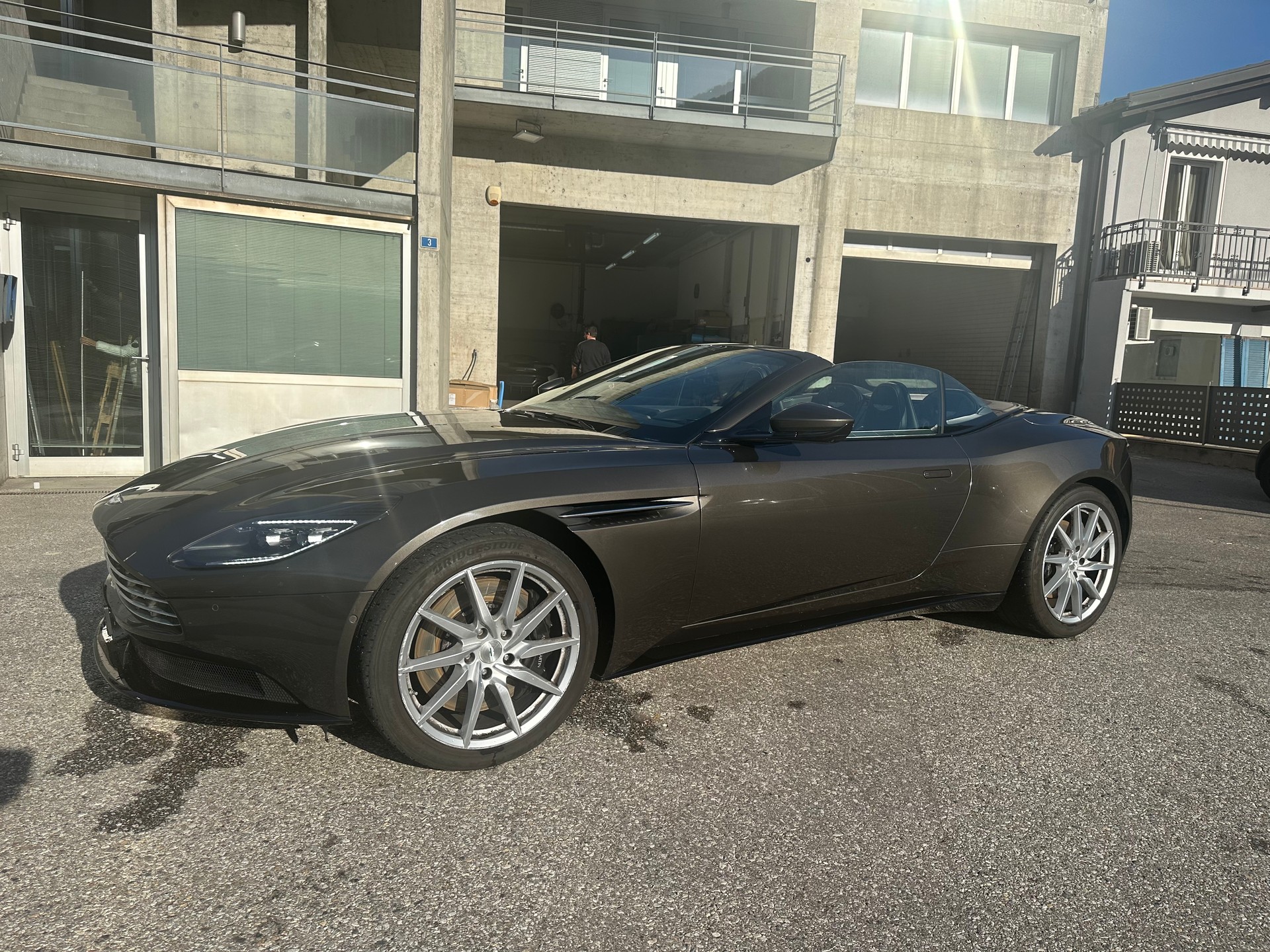 ASTON MARTIN DB11 V8 Volante Touchtronic 3-image-1