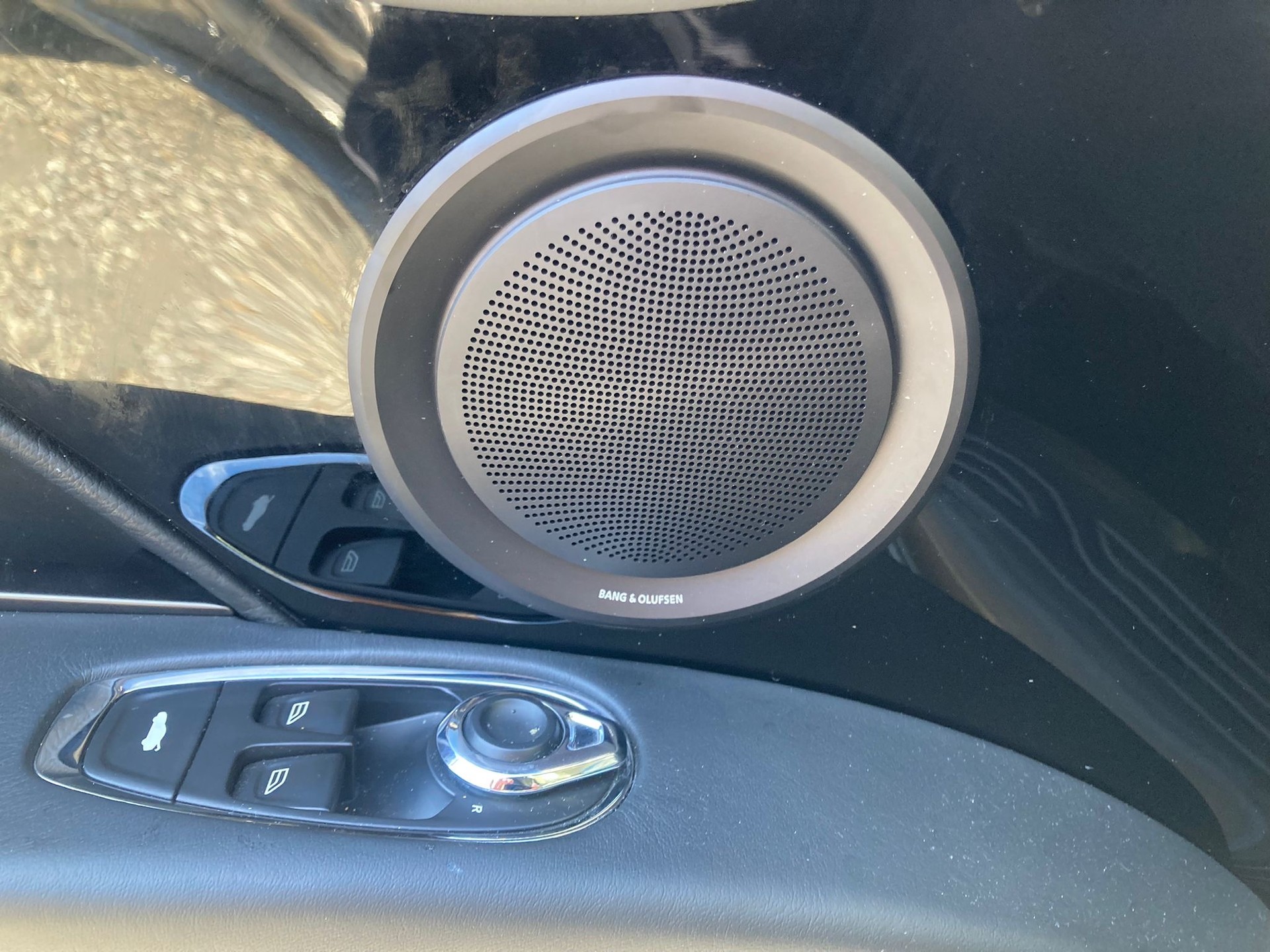 ASTON MARTIN DB11 V8 Volante Touchtronic 3-image-14