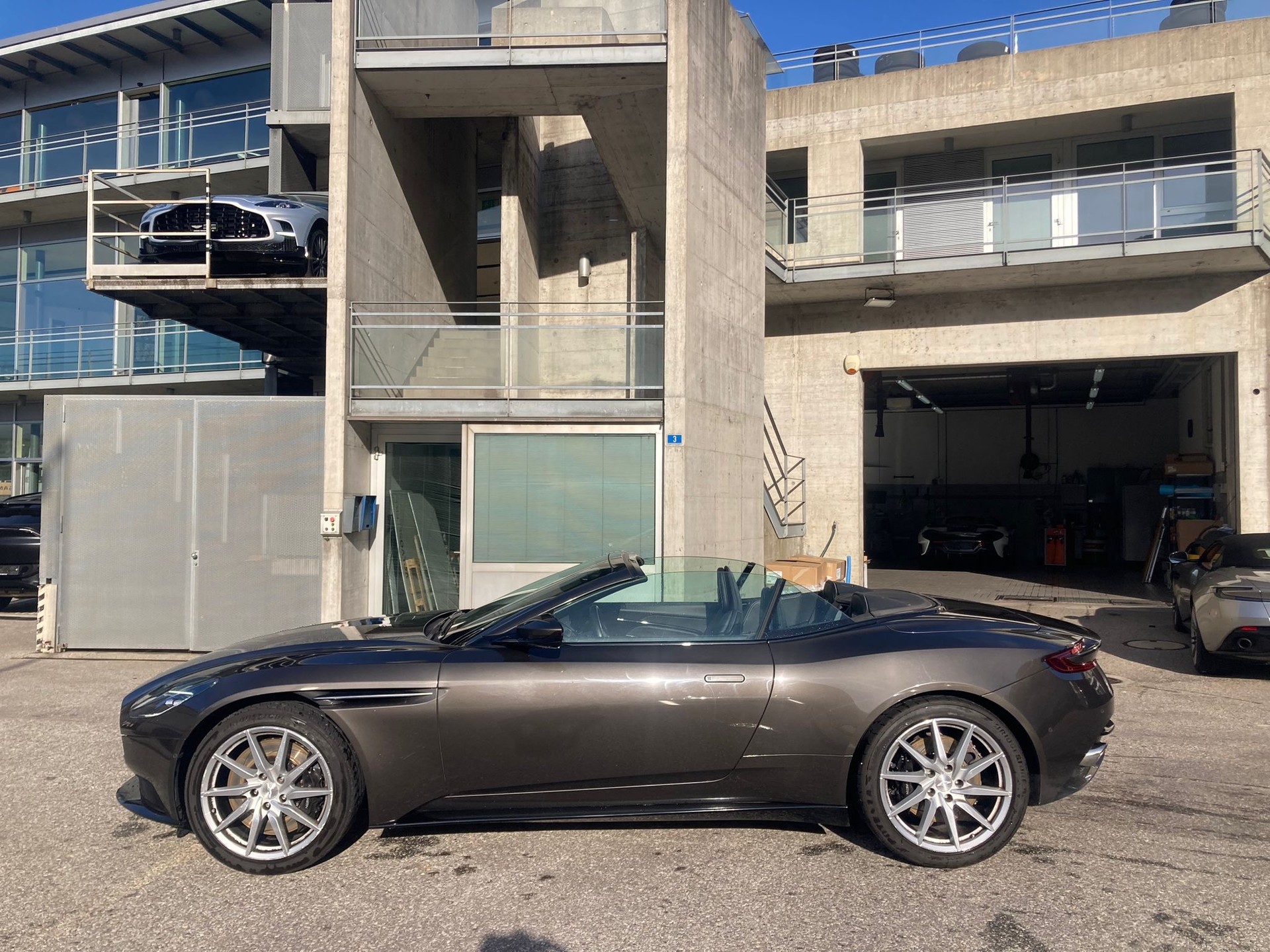 ASTON MARTIN DB11 V8 Volante Touchtronic 3-image-2