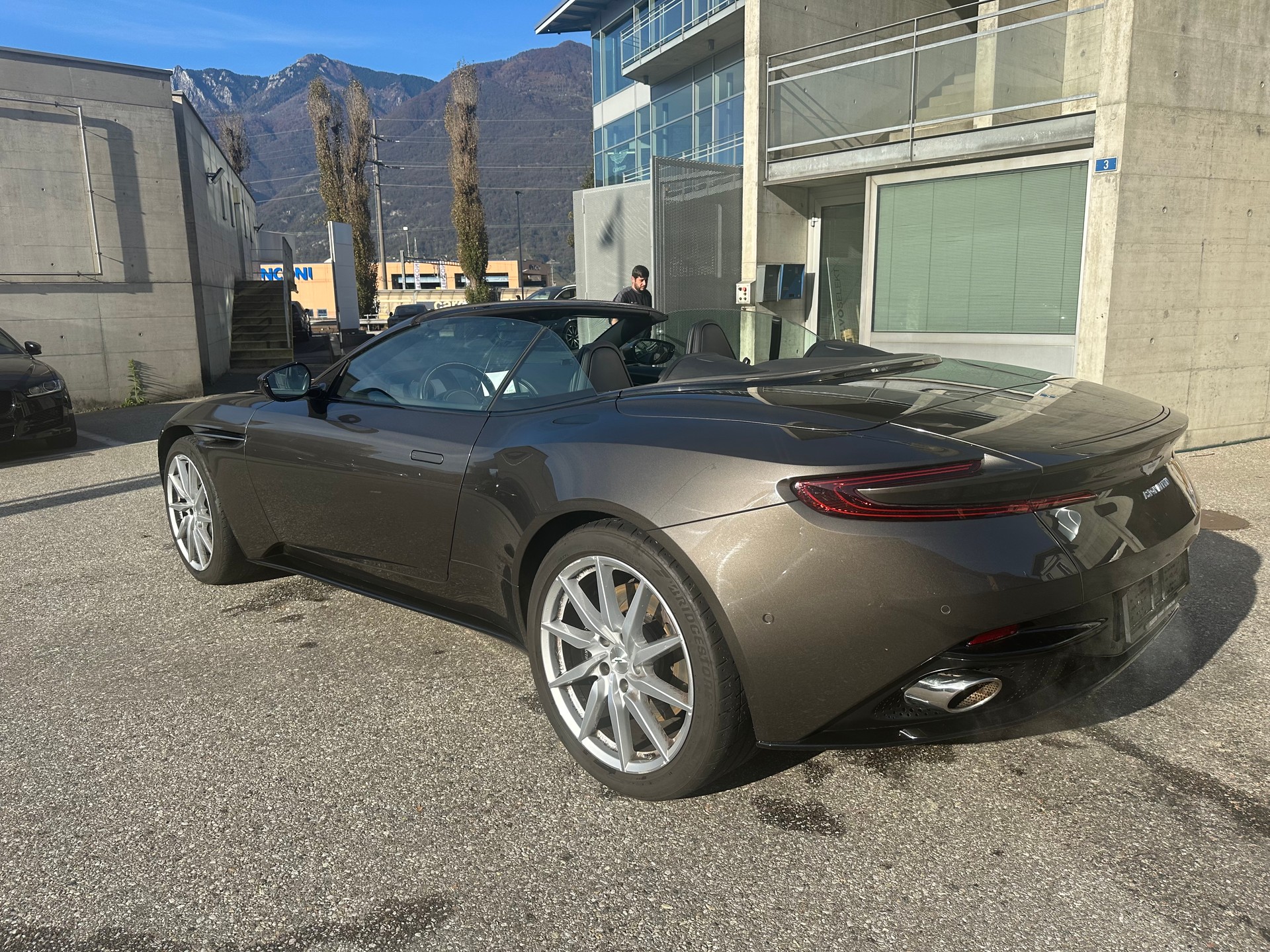 ASTON MARTIN DB11 V8 Volante Touchtronic 3-image-3