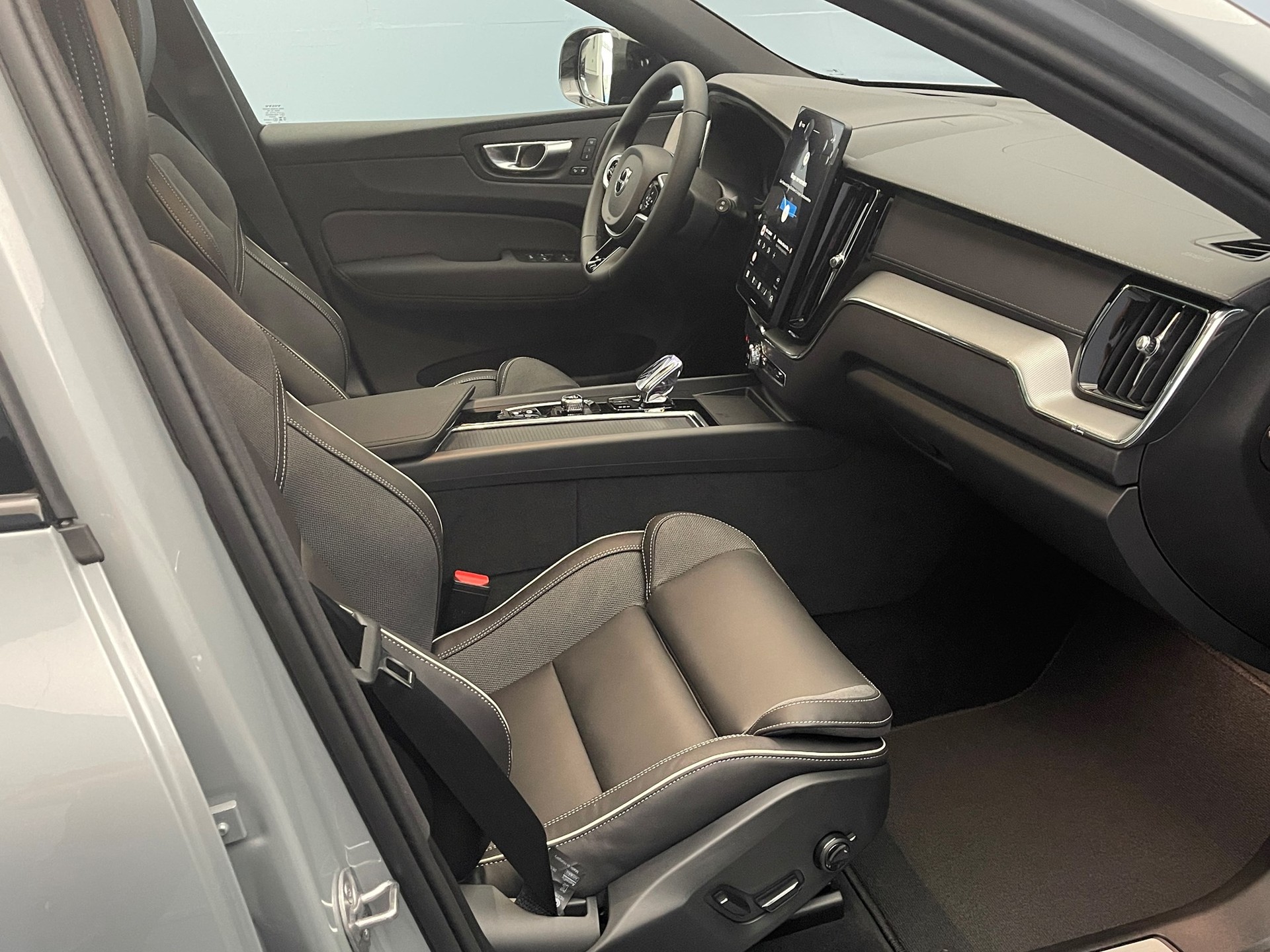 VOLVO XC60 2.0 T6 TE Black Edition eAWD-image-12