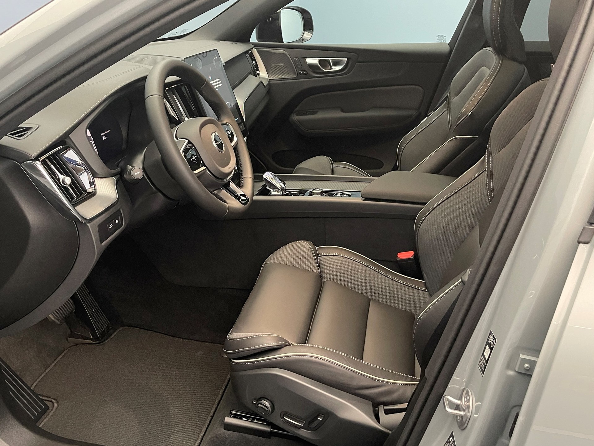 VOLVO XC60 2.0 T6 TE Black Edition eAWD-image-6