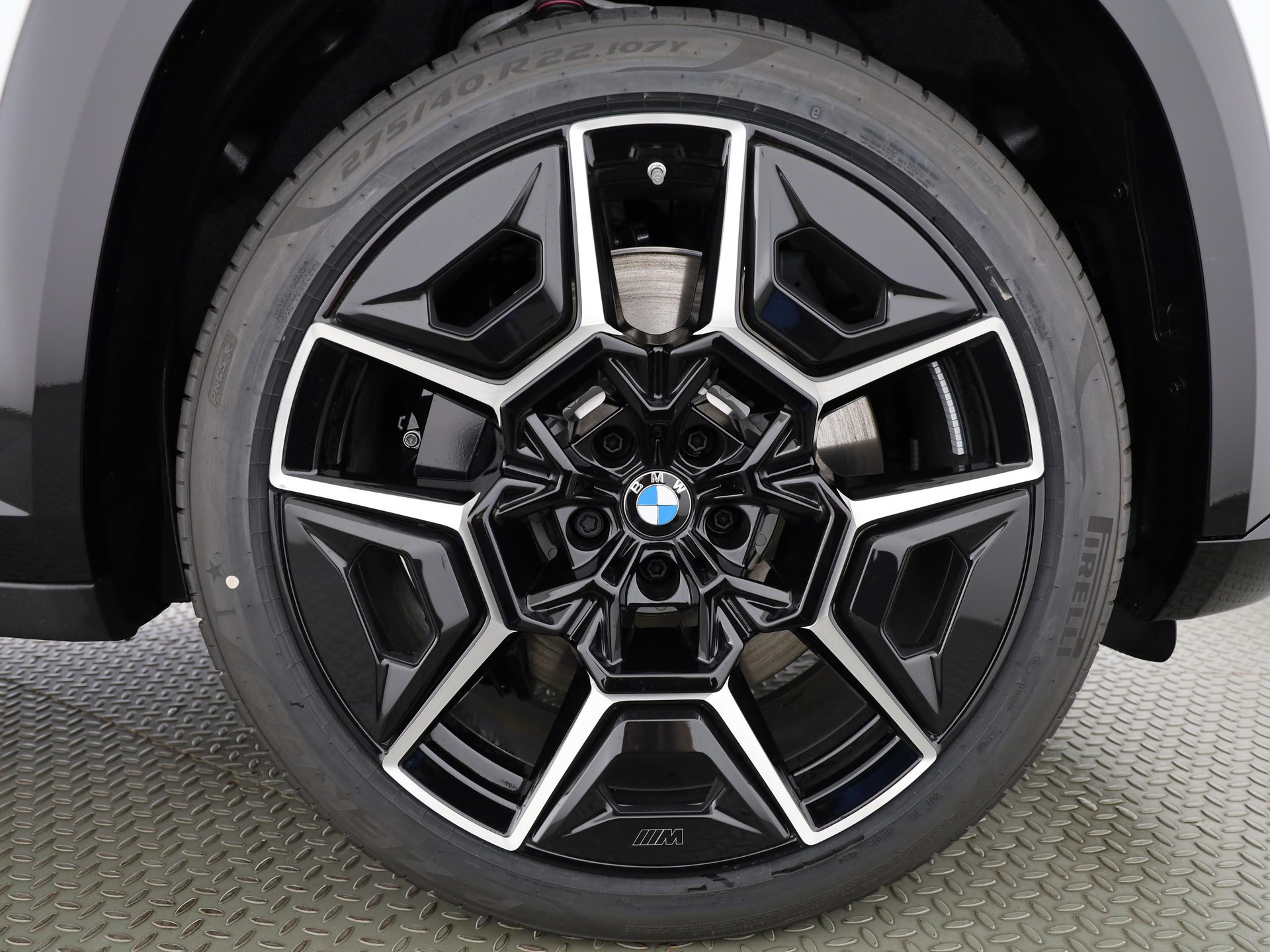 BMW XM 50e Plug-in Hybrid-showroom-element-3