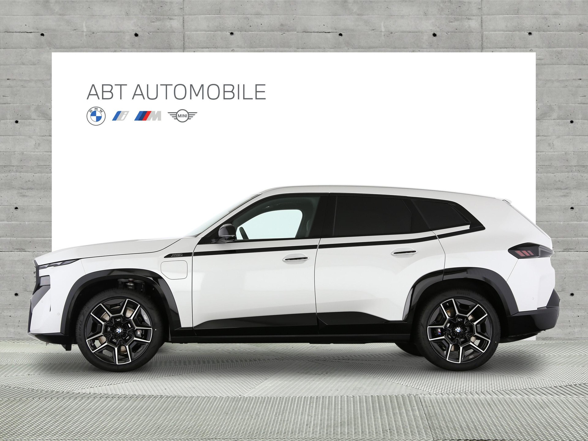 BMW XM 50e Plug-in Hybrid-showroom-element-2
