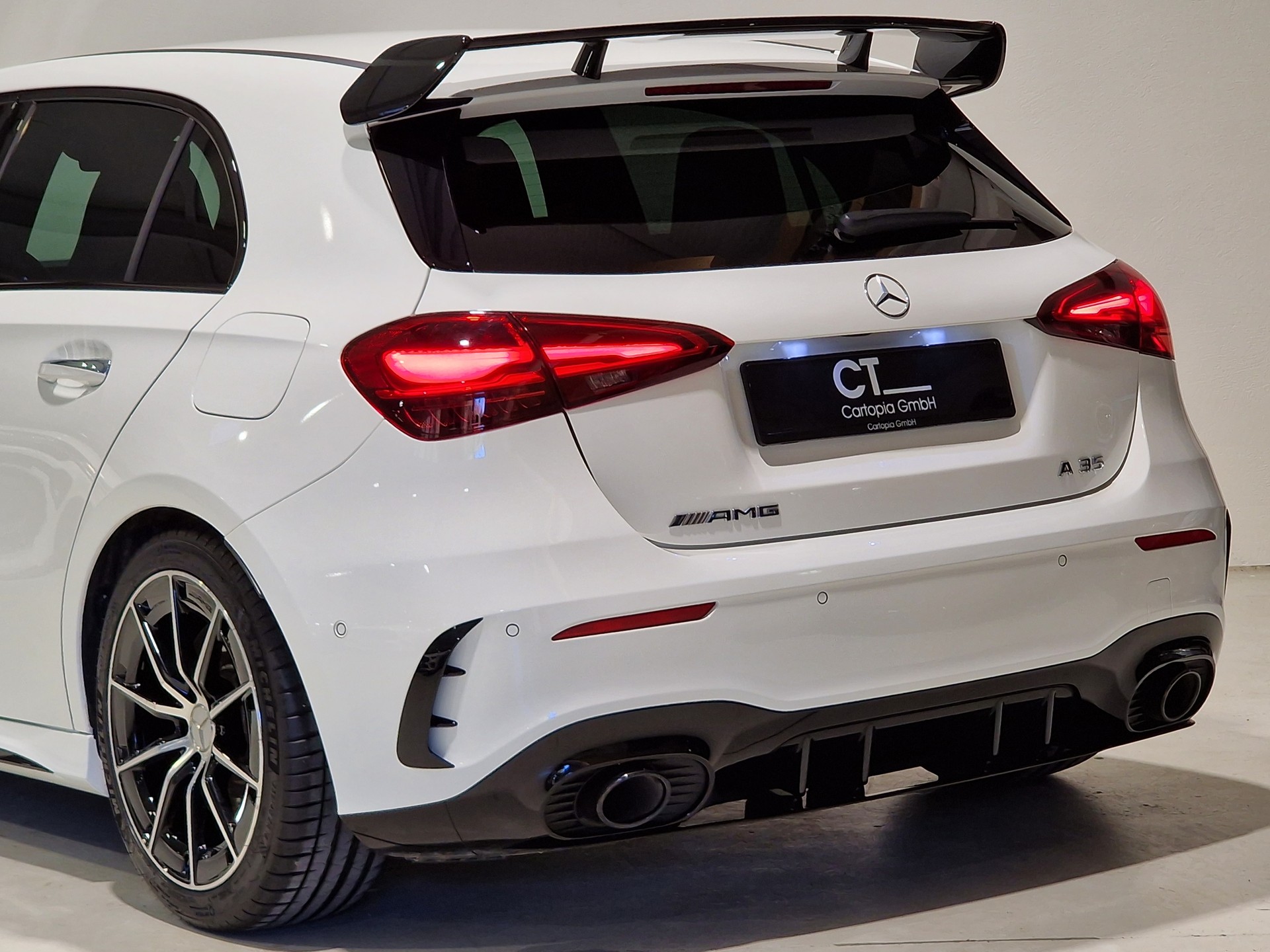 MERCEDES-BENZ A AMG 35 4Matic 8G-DCT-showroom-element-3