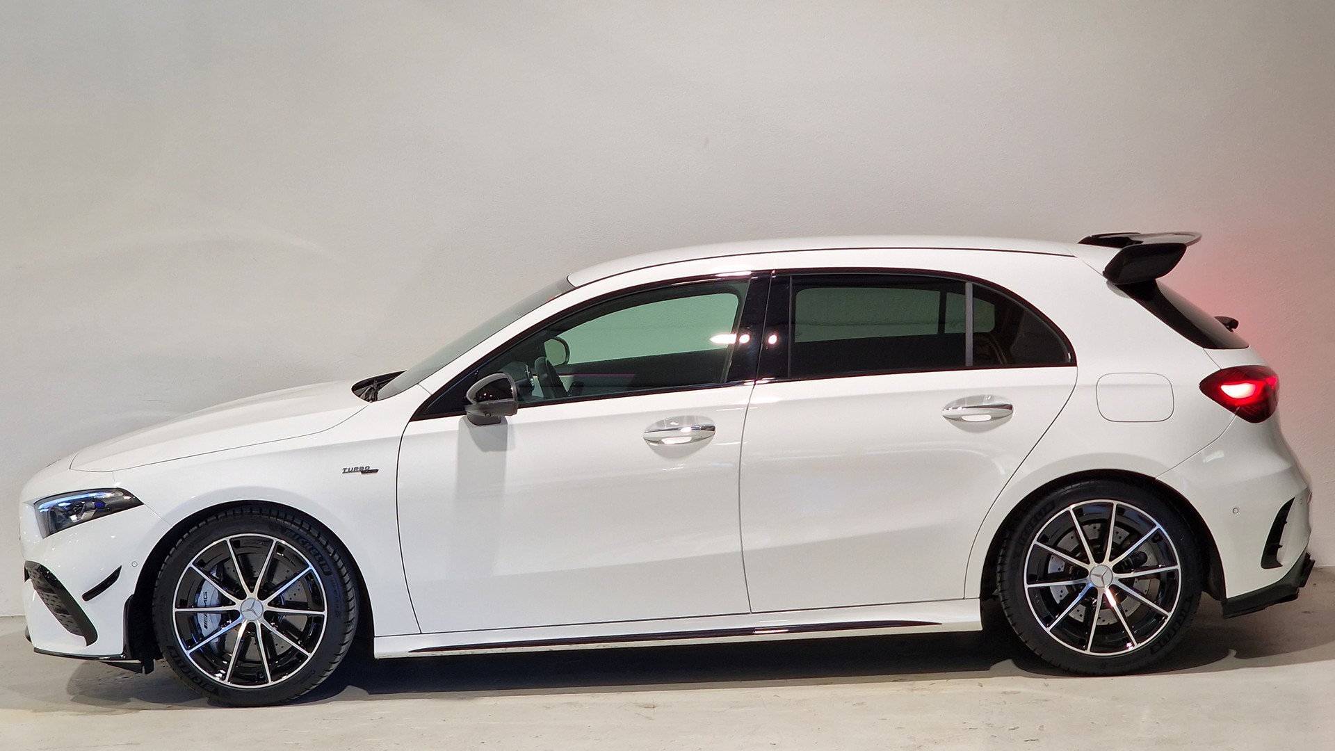 MERCEDES-BENZ A AMG 35 4Matic 8G-DCT-showroom-element-1