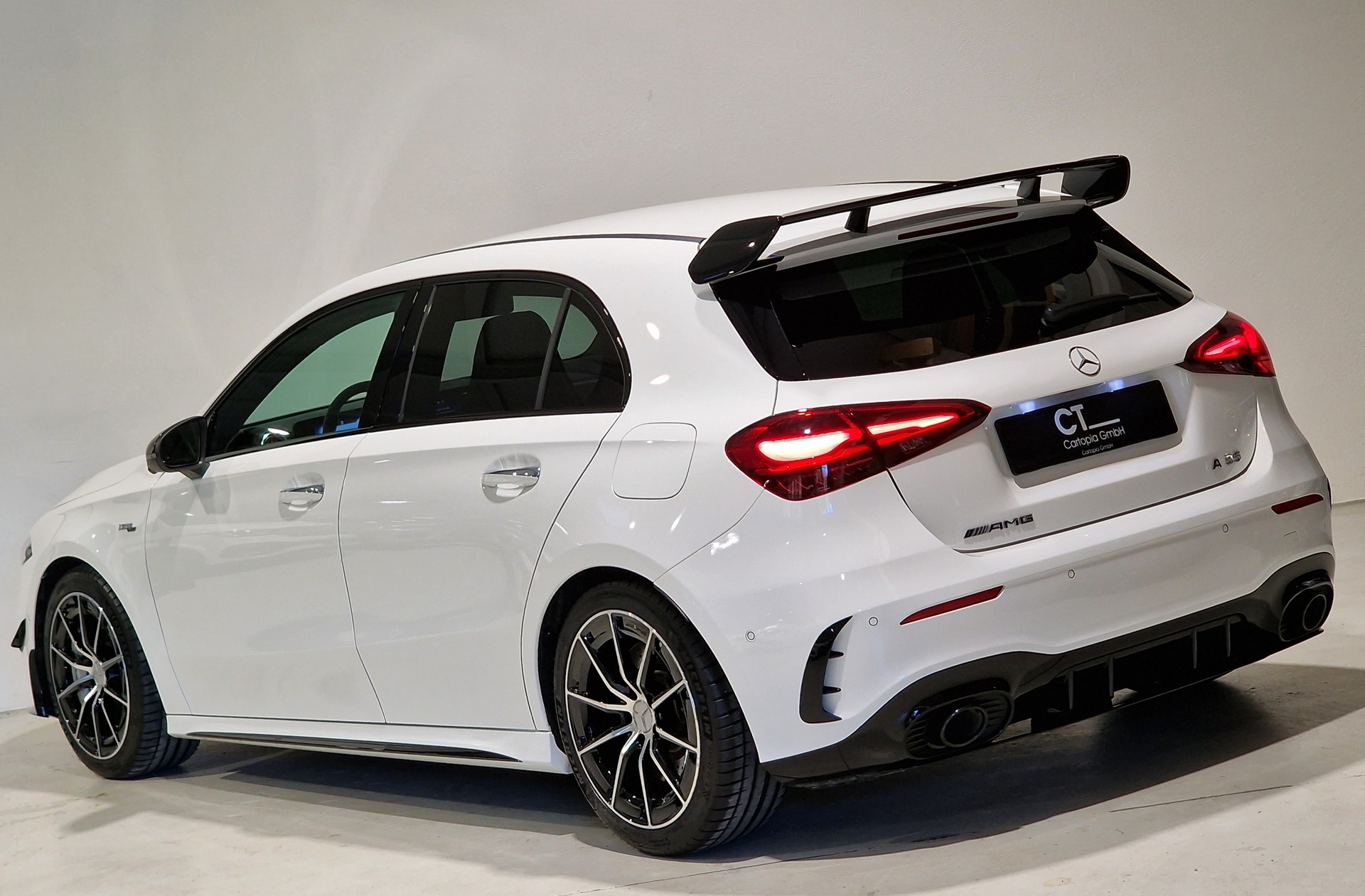 MERCEDES-BENZ A AMG 35 4Matic 8G-DCT-showroom-element-2