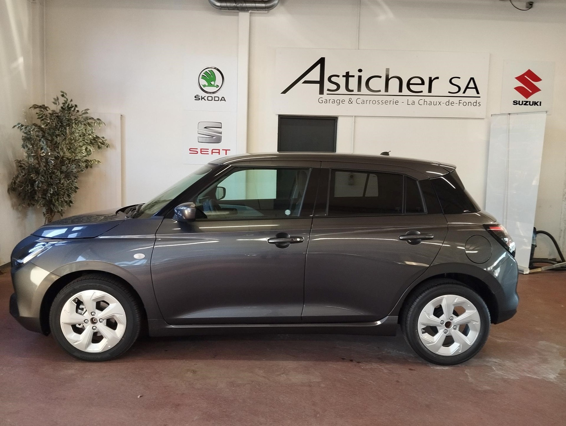 SUZUKI Swift 1.2 Compact+ Hybrid CVT-showroom-element-2