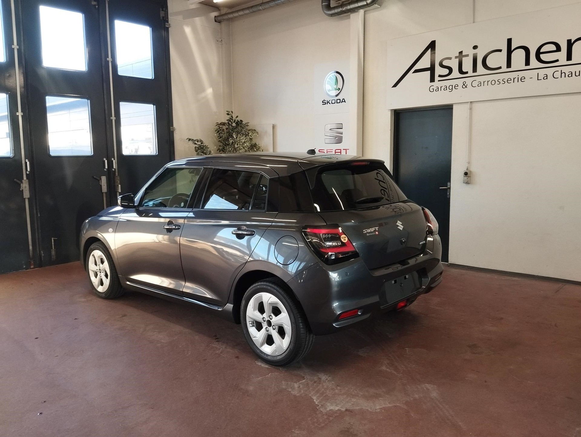 SUZUKI Swift 1.2 Compact+ Hybrid CVT-showroom-element-3