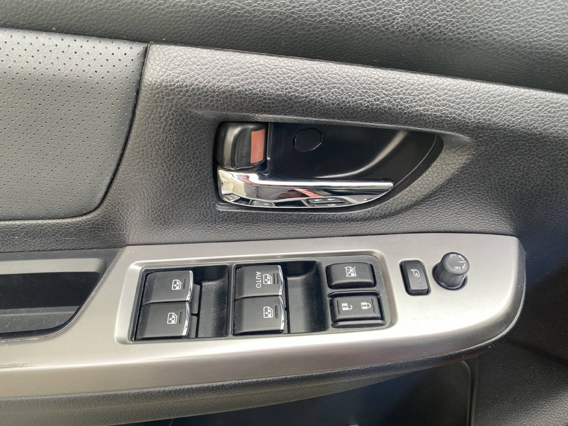 SUBARU XV 2.0i Swiss Three-image-11